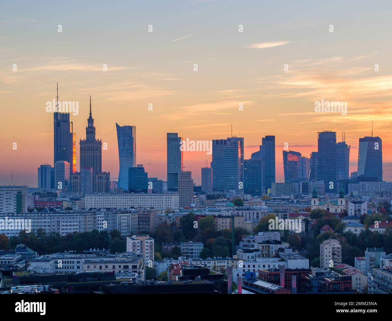 Stadtzentrum von Warschau bei Sonnenuntergang, Luftlandschaft Stockfoto