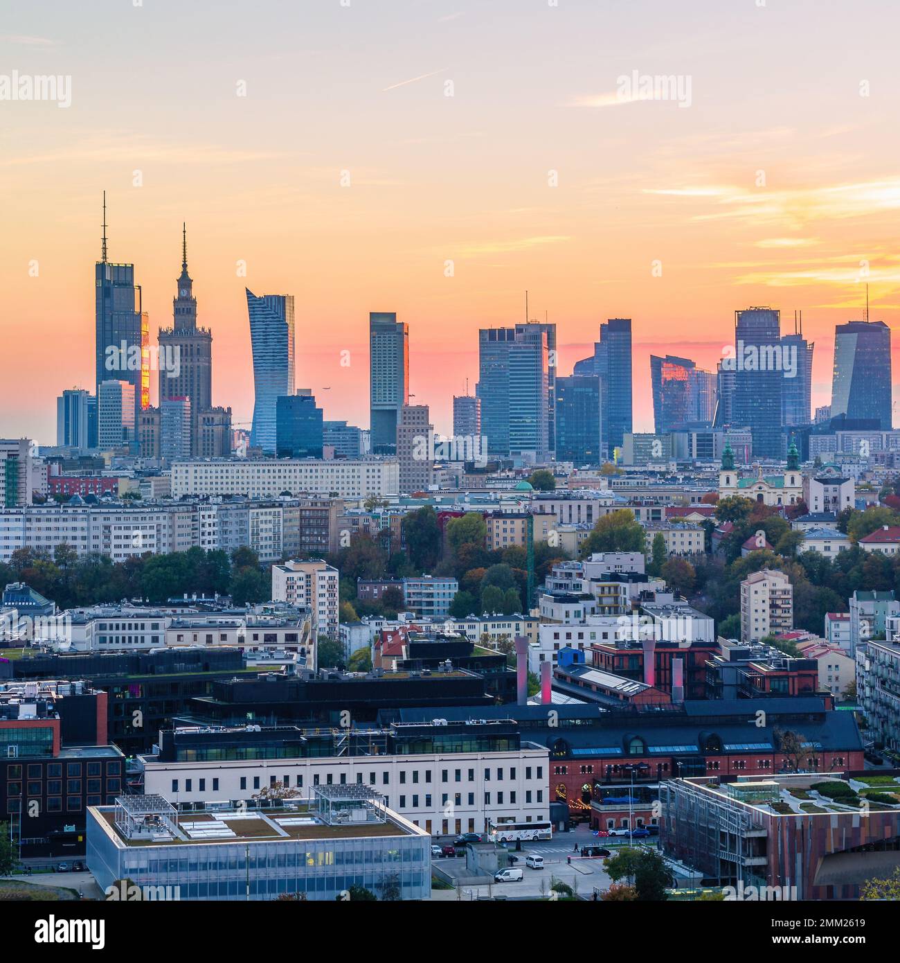 Stadtzentrum von Warschau bei Sonnenuntergang, Luftlandschaft Stockfoto