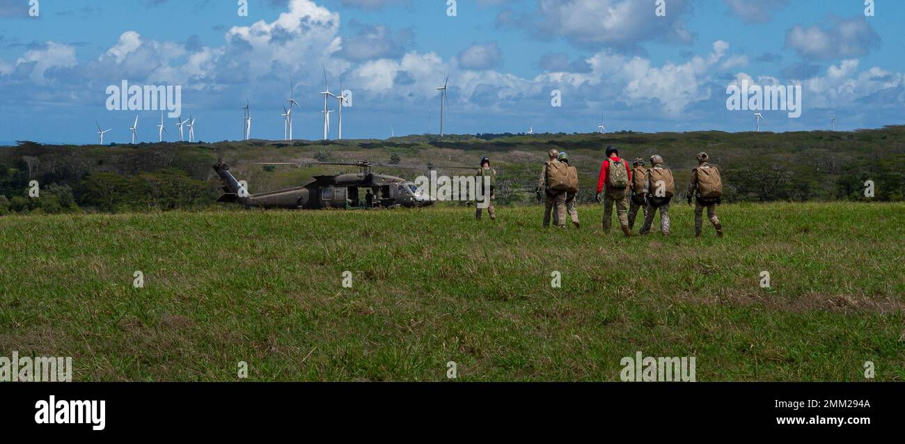 SCHOFIELD BARRACKS, Hawaii (13. September 2022) USA Die Mitglieder des Pacific-Teams des Special Operations Command bereiten sich vor, einen stationären Abwurf über einer festgelegten Abwurfzone in Schofield Barracks, Oahu, Hawaii, am 13. September 2022 durchzuführen. USA Die Spezialeinsatzkräfte sind weiterhin in der Lage, Statik- und Hochbahnsprünge in der Luft durchzuführen. Die SOCPAC dient als funktionale Komponente für alle Sondereinsätze, die in der gesamten Region Inso-Pazifik eingesetzt werden. Stockfoto