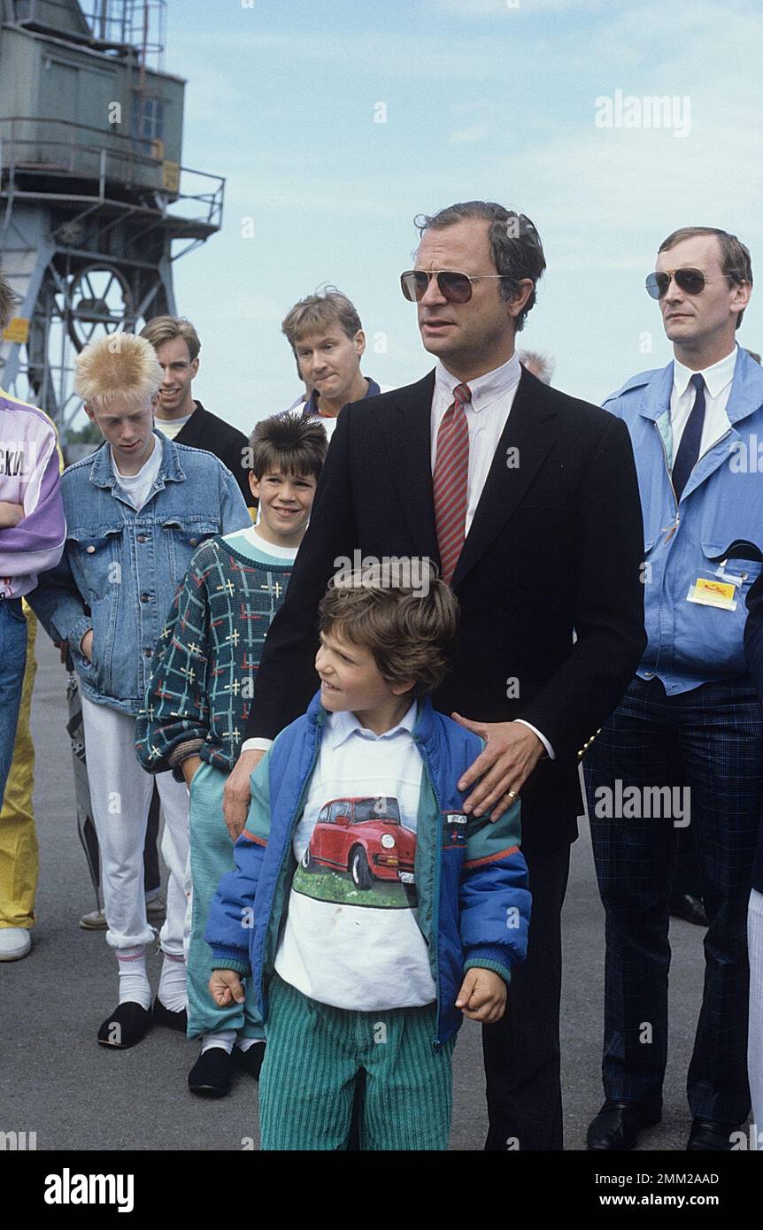 Carl XVI Gustaf, König von Schweden. Geboren am 30. april 1946. Der König Carl XVI Gustaf mit seinem Sohn Prinz Carl Philip 1986 Stockfoto