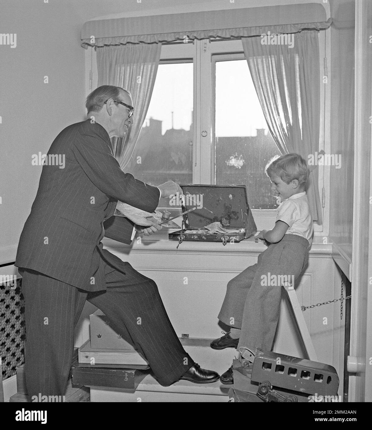 Carl XVI Gustaf, König von Schweden. Geboren am 30. april 1946. Mit dem Maler Einar Nerman, der sein Porträt 1951 malte. Kristoffersson Ref. BE56-10 Stockfoto