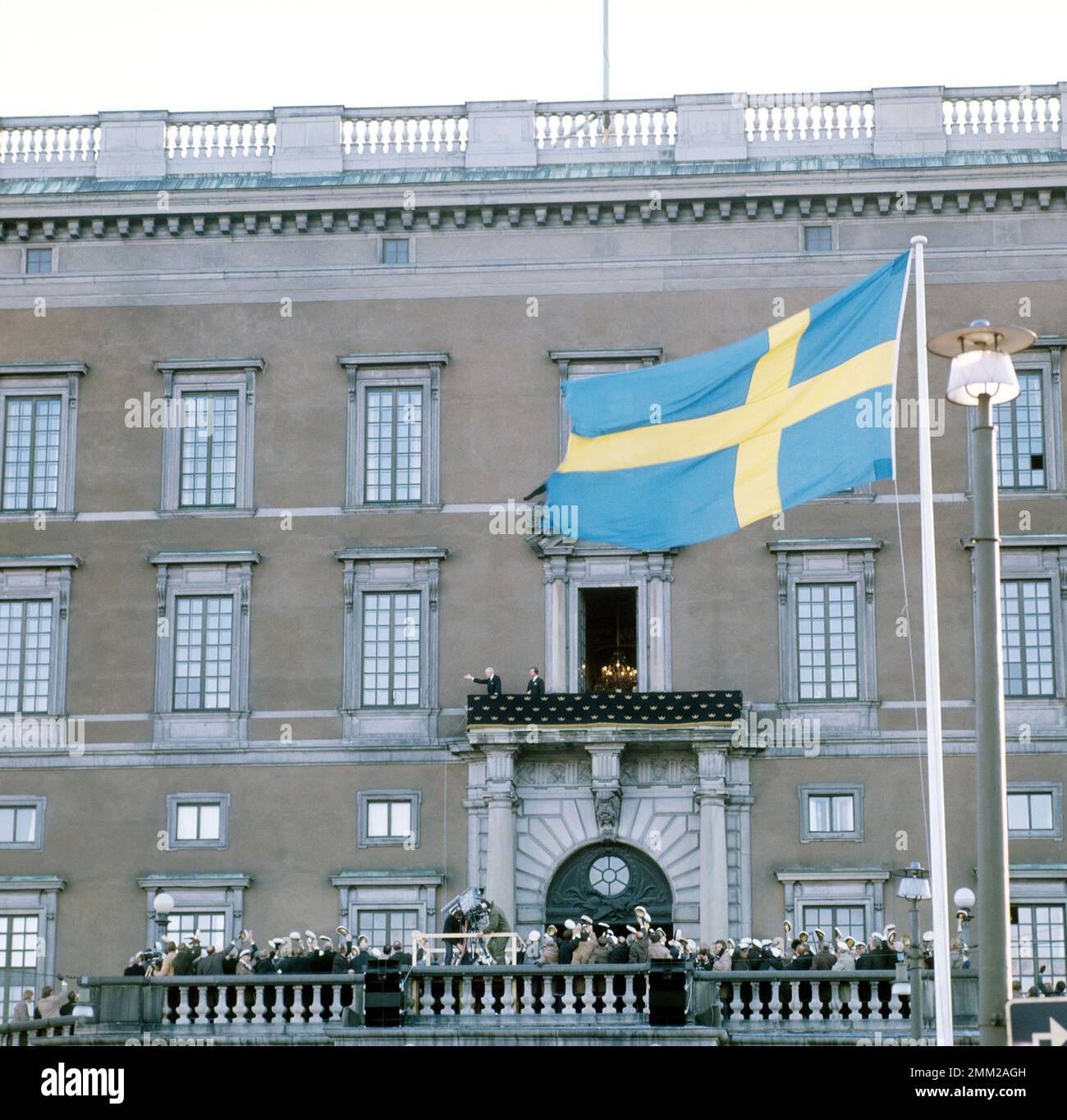 Carl XVI Gustaf, König von Schweden. Geboren am 30. april 1946. Auf dem Balkon des königlichen Schlosses Stockholm mit seinem Großvater König Gustaf VI. Adolf, der an diesem Tag seinen 90. Geburtstag am 11. november 1972 feiert. Stockfoto