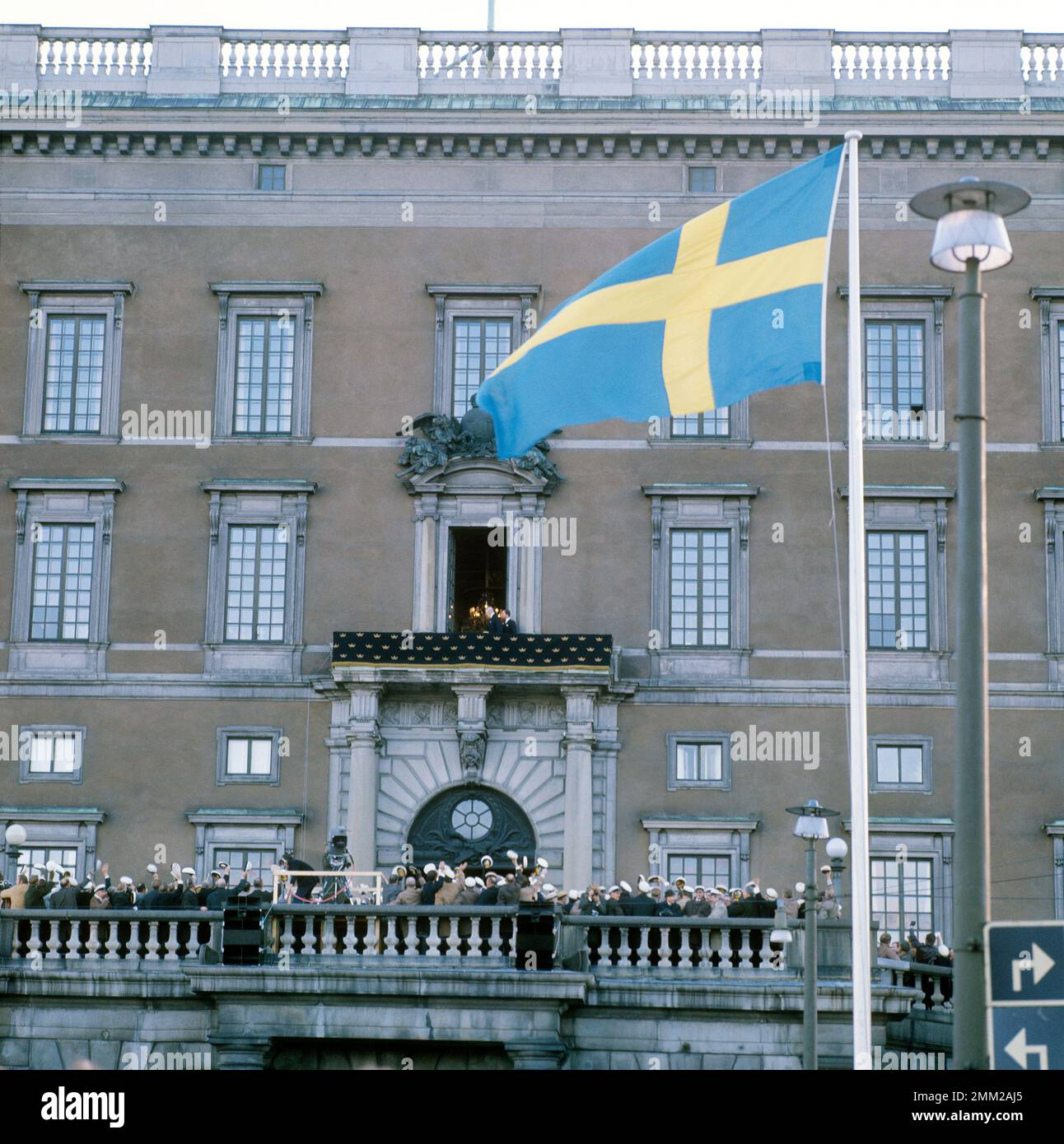 Carl XVI Gustaf, König von Schweden. Geboren am 30. april 1946. Auf dem Balkon des königlichen Schlosses Stockholm mit seinem Großvater König Gustaf VI. Adolf, der an diesem Tag seinen 90. Geburtstag am 11. november 1972 feiert. Stockfoto