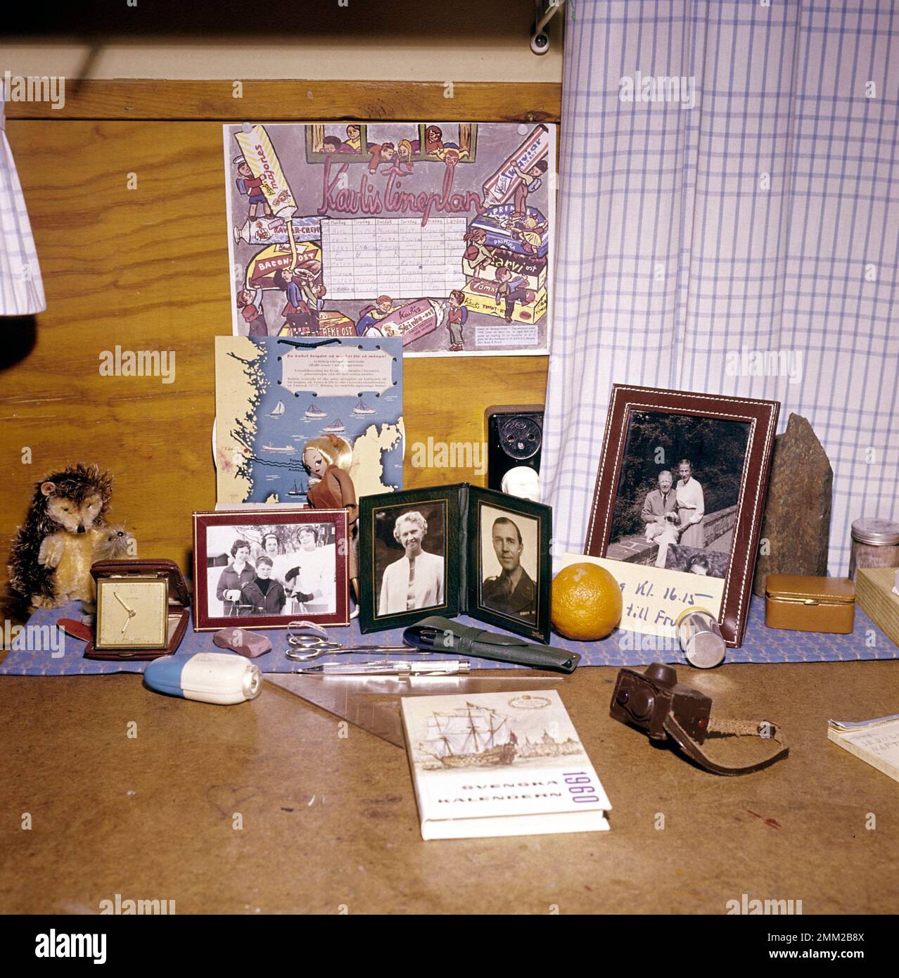 Carl XVI Gustaf, König von Schweden. Geboren am 30. april 1946. Das Foto wurde im Prinzen-Privatzimmer der Privatschule Sigtuna humanistiska läroverk 1960 aufgenommen. Familienfotos sind zu sehen, Prinz Mutter und Vater, Prinzessin Sibylla und Gustaf Adolf. Rechts ist auch ein Bild vom Großvater des Prinzen und seiner Frau Louise Mountbatten. ref. 2-41-3 Stockfoto