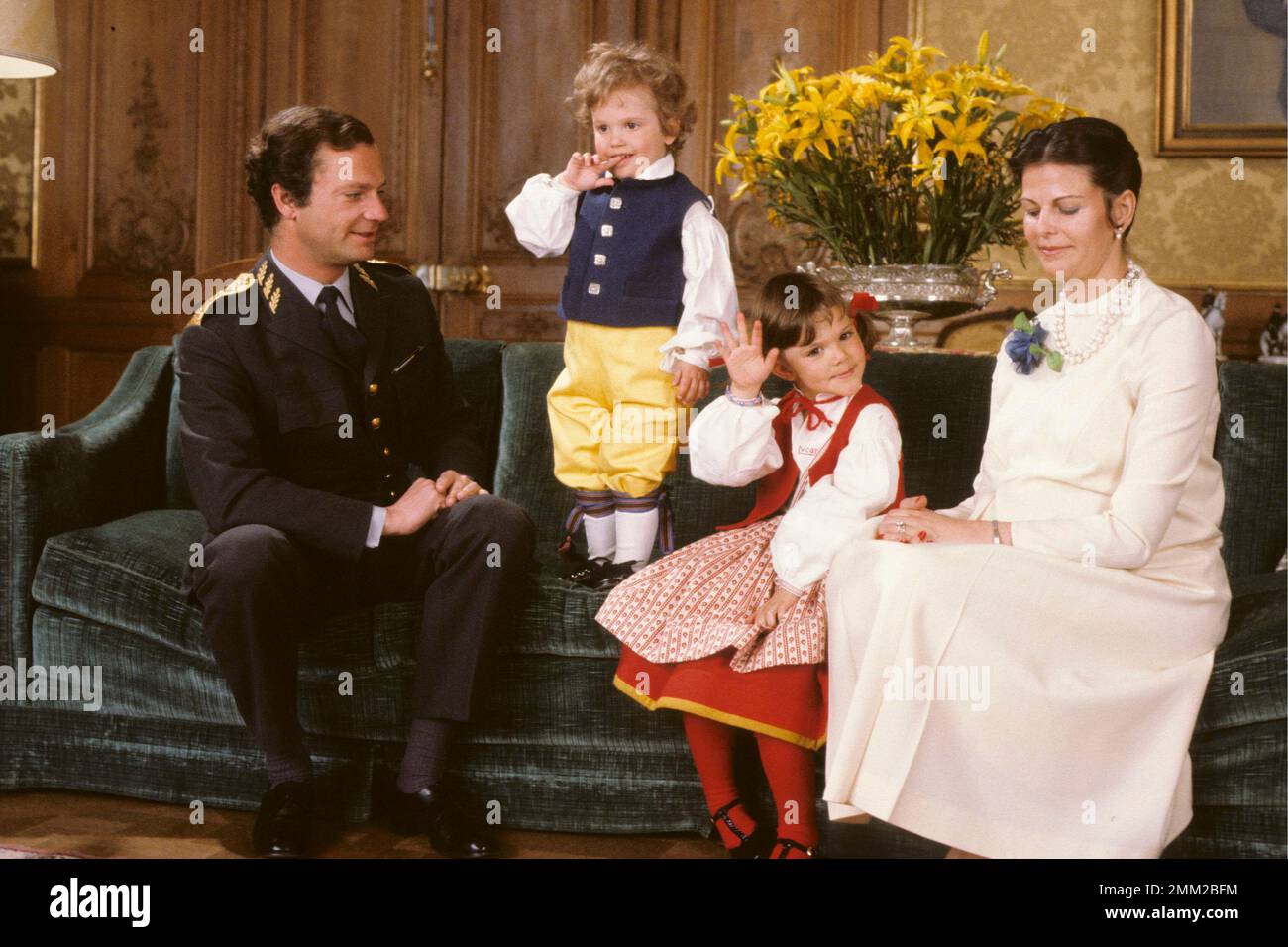 Carl XVI Gustaf, König von Schweden. Geboren am 30. april 1946. Mit Königin Silvia und ihrer Tochter Kronprinzessin Victoria und Prinz Carl Philip zum Geburtstag des Königs am 30. april 1982. Stockfoto