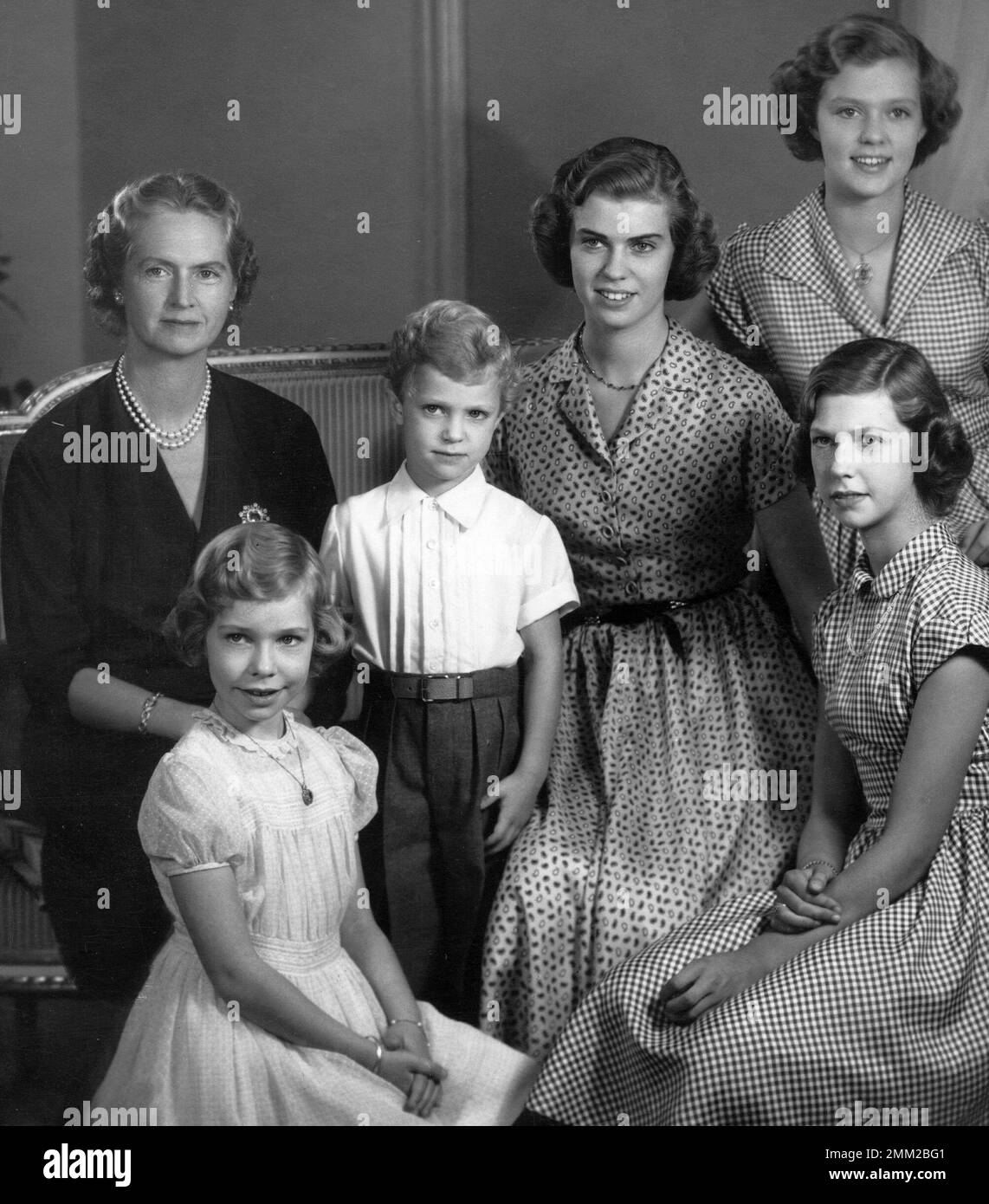 Carl XVI Gustaf, König von Schweden. Geboren am 30. april 1946. Abgebildet mit seiner Mutter Sibylla und seinen Schwestern von links; Christina, Margaretha, Desiree und Birgitta oben rechts. Prinzessin Margarethas zum 17. Geburtstag 1951. Stockfoto