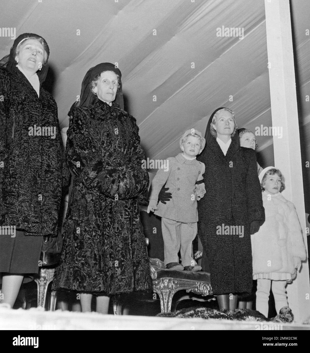 Carl XVI Gustaf, König von Schweden. Geboren am 30. april 1946. Mit seiner Mutter Sibylla und seinen Schwestern Christina und Birgitta. Königin Louise zweite von links. Stockfoto