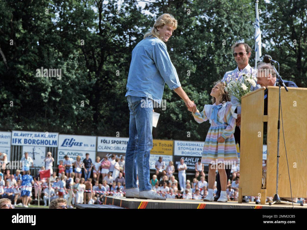 Carl XVI Gustaf, König von Schweden. Geboren am 30. april 1946. König Carl XVI. Gustaf und seine Tochter Kronprinzessin Victoria am 14. juli 1985. Patrik Sjöberg, der dieses Jahr den Victoria Award erhielt, zur Linken. Stockfoto