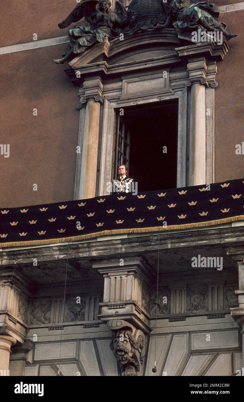 Carl XVI Gustaf, König von Schweden. Geboren am 30. april 1946. Am Mittwoch, den 19. September 1973, schwor der neue König den königlichen Eid vor der Regierung in der ratskammer. Dann erschien er vor dem Riksdag, dem diplomatischen Korps und dem Gericht im Rikssalen im Königlichen Palast. Dort hielt er eine Gedenkrede für den verstorbenen Monarchen. Der Rat und die Zeremonie der Rikssalen wurden live im Fernsehen übertragen. Mehr als 25.000 Menschen hatten sich in Norrbro versammelt, um den neuen Regenten Carl XVI Gustaf zu ehren und zu empfangen. Der König nahm "für Schweden - in der Zeit" als Elektio an Stockfoto