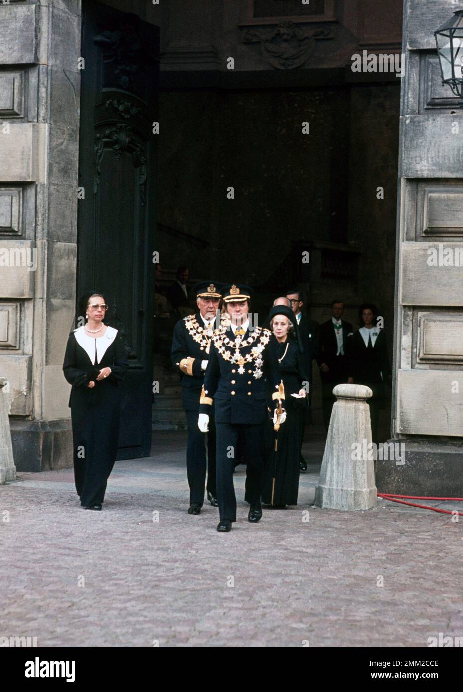 Carl XVI Gustaf, König von Schweden. Geboren am 30. april 1946. Am Mittwoch, den 19. September 1973, schwor der neue König den königlichen Eid vor der Regierung in der ratskammer. Dann erschien er vor dem Riksdag, dem diplomatischen Korps und dem Gericht im Rikssalen im Königlichen Palast. Dort hielt er eine Gedenkrede für den verstorbenen Monarchen. Der Rat und die Zeremonie der Rikssalen wurden live im Fernsehen übertragen. Mehr als 25.000 Menschen hatten sich in Norrbro versammelt, um den neuen Regenten Carl XVI Gustaf zu ehren und zu empfangen. Der König nahm "für Schweden - in der Zeit" als Elektio an Stockfoto