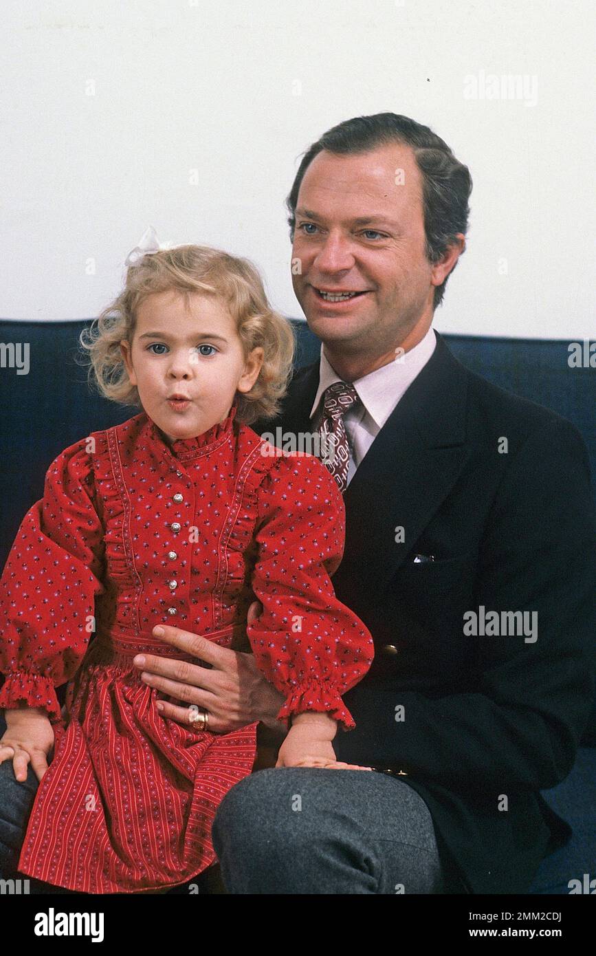 Carl XVI Gustaf, König von Schweden. Geboren am 30. april 1946. Der König Carl XVI. Gustafmit seiner Tochter Prinzessin Madeleine während der jährlichen weihnachtsfotosession. Stockfoto