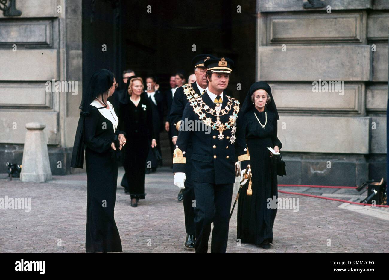 Carl XVI Gustaf, König von Schweden. Geboren am 30. april 1946. Am Mittwoch, den 19. September 1973, schwor der neue König den königlichen Eid vor der Regierung in der ratskammer. Dann erschien er vor dem Riksdag, dem diplomatischen Korps und dem Gericht im Rikssalen im Königlichen Palast. Dort hielt er eine Gedenkrede für den verstorbenen Monarchen. Der Rat und die Zeremonie der Rikssalen wurden live im Fernsehen übertragen. Mehr als 25.000 Menschen hatten sich in Norrbro versammelt, um den neuen Regenten Carl XVI Gustaf zu ehren und zu empfangen. Der König nahm "für Schweden - in der Zeit" als Elektio an Stockfoto