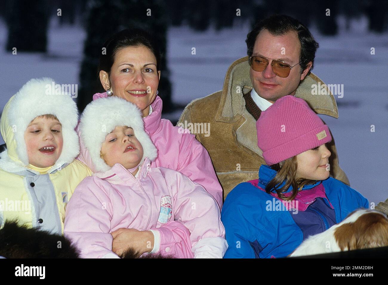 Carl XVI Gustaf, König von Schweden. Geboren am 30. april 1946. König Carl XVI Gustaf, Königin Silvia und ihre Kinder, Prinzessin Madeleine, Kronprinzessin Victoria, Prinz Carl Philip, die im Park von Schloss Drottningholm 1985 bei der jährlichen weihnachten/Winter Fotosession abgebildet wurden. Stockfoto