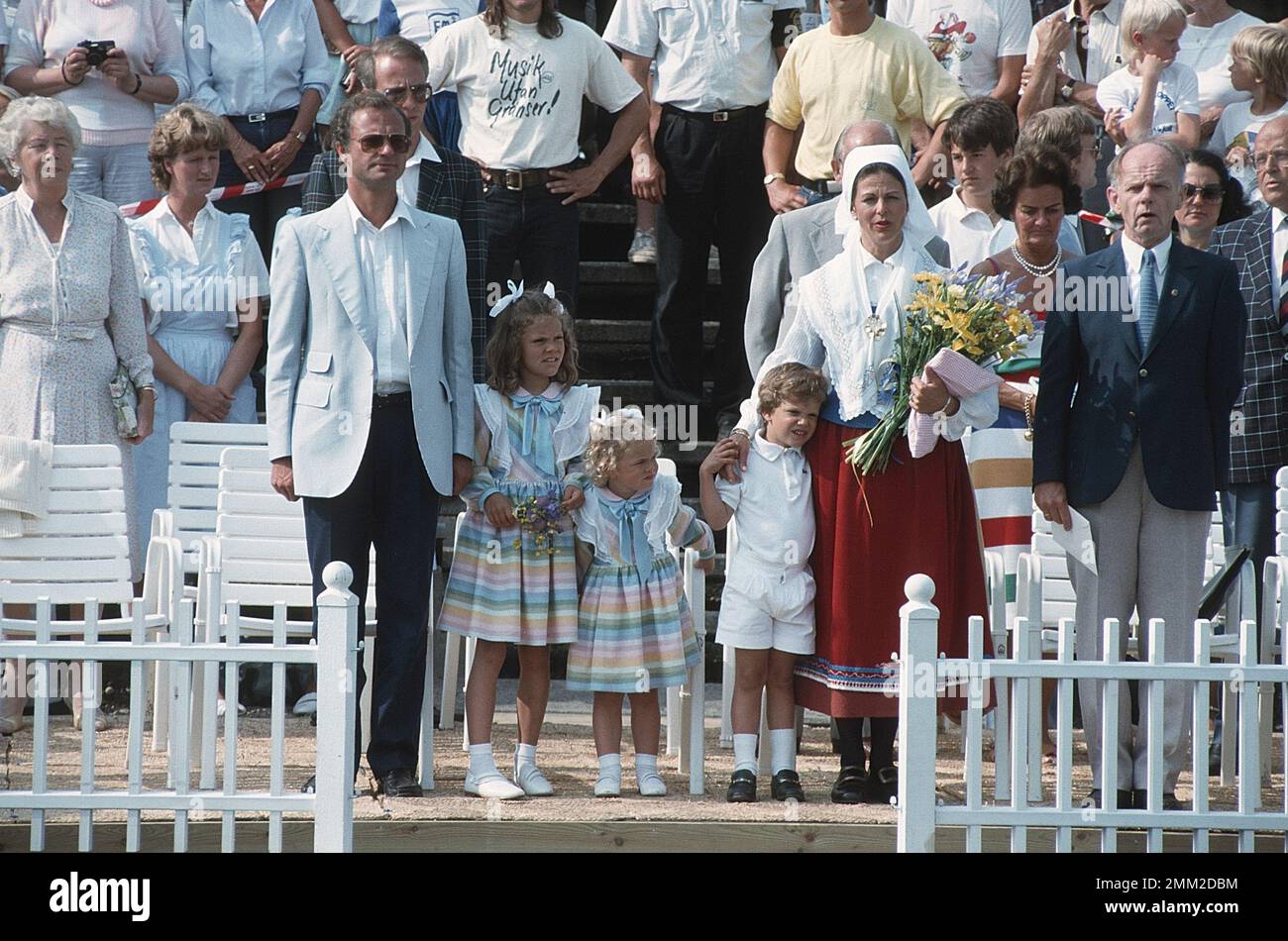 Carl XVI Gustaf, König von Schweden. Geboren am 30. april 1946. König Carl XVI. Gustaf mit seiner Frau Königin Silvia und ihren Kindern, Prinzessin Madeleine, Kronprinzessin Victoria, Prinz Carl Philip am 14. juli 1985. Auf den rechten Patrik Sjöberg, der dieses Jahr den Victoria Award erhielt. Stockfoto