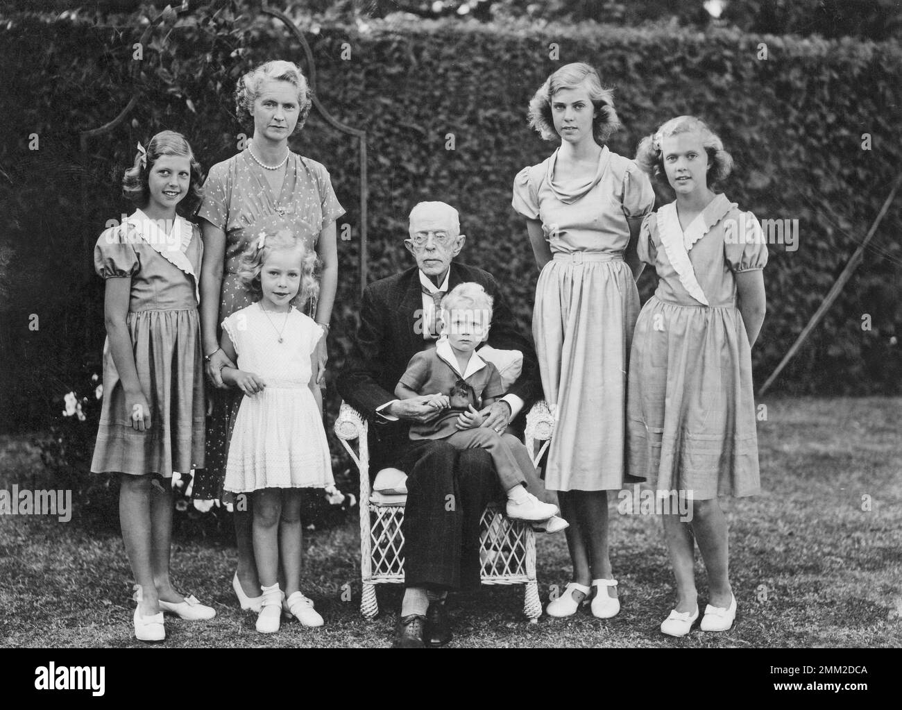 Carl XVI Gustaf, König von Schweden. Geboren am 30. april 1946. König Gustaf der V, 1858-1950 mit seinem Urenkel Kronprinz Carl Gustaf auf seinem Schoß. Von Links Prinzessin Désirée, Prinzessin Sibylla, Prinzessin Christina, Prinzessin Margaretha, Prinzessin Birgitta. Sie versammelten sich an einem Sommertag im Schloss der königlichen Familie Solliden in Öland am 25. August 1949 Stockfoto