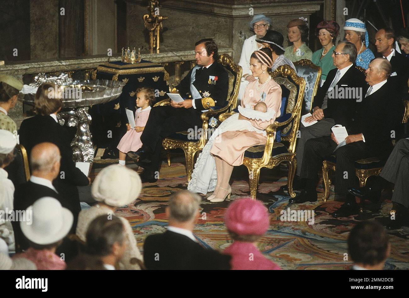 Carl XVI Gustaf, König von Schweden. Geboren am 30. april 1946. Die Taufe von Prinz Carl Philip. König Carl, der XVI. Gustaf, mit Ehefrau Königin Silvia und Kronprinzessin Victoria in der Burgkirche am 31. August 1979. Silvia hält Prinz Carl-Philip während seiner Taufe in den Armen. 1979 Stockfoto