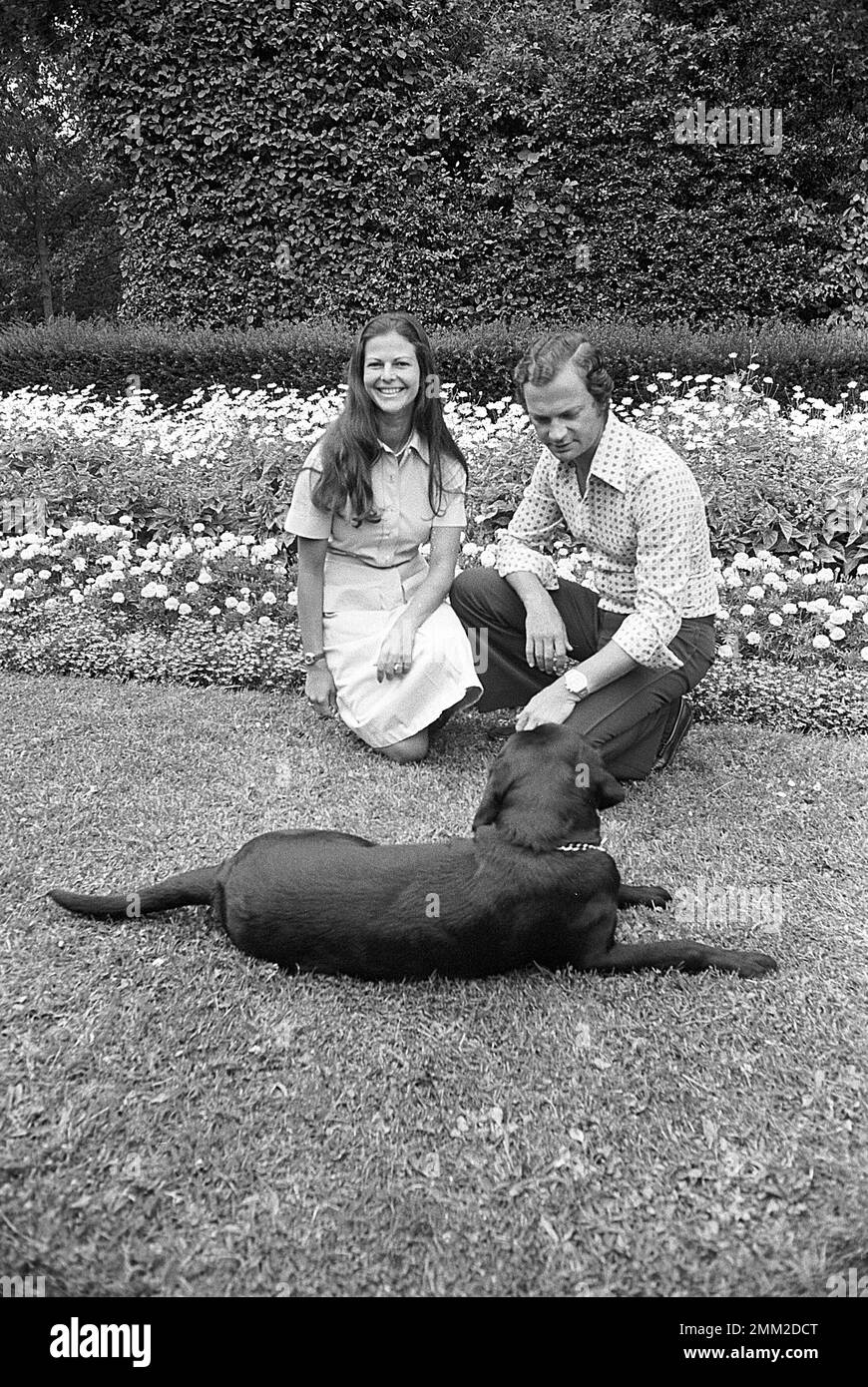 König Carl XVI Gustaf von Schweden und Ehefrau Königin Silvia bildeten am 9. august 1976 auf dem Anwesen der königlichen Burg Solliden in Öland. Stockfoto