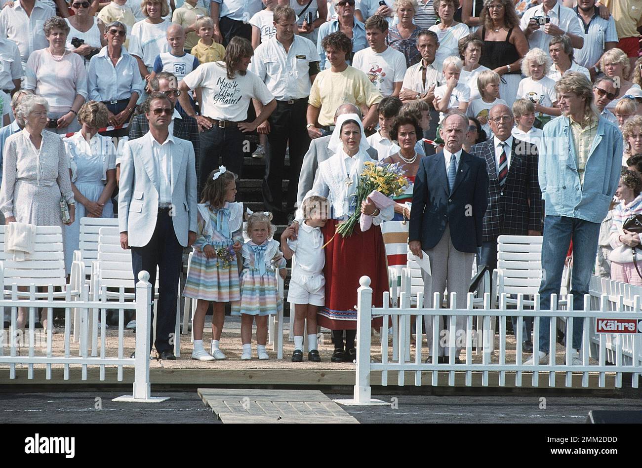 Carl XVI Gustaf, König von Schweden. Geboren am 30. april 1946. König Carl XVI. Gustaf mit seiner Frau Königin Silvia und ihren Kindern, Prinzessin Madeleine, Kronprinzessin Victoria, Prinz Carl Philip am 14. juli 1985. Auf den rechten Patrik Sjöberg, der dieses Jahr den Victoria Award erhielt. Stockfoto