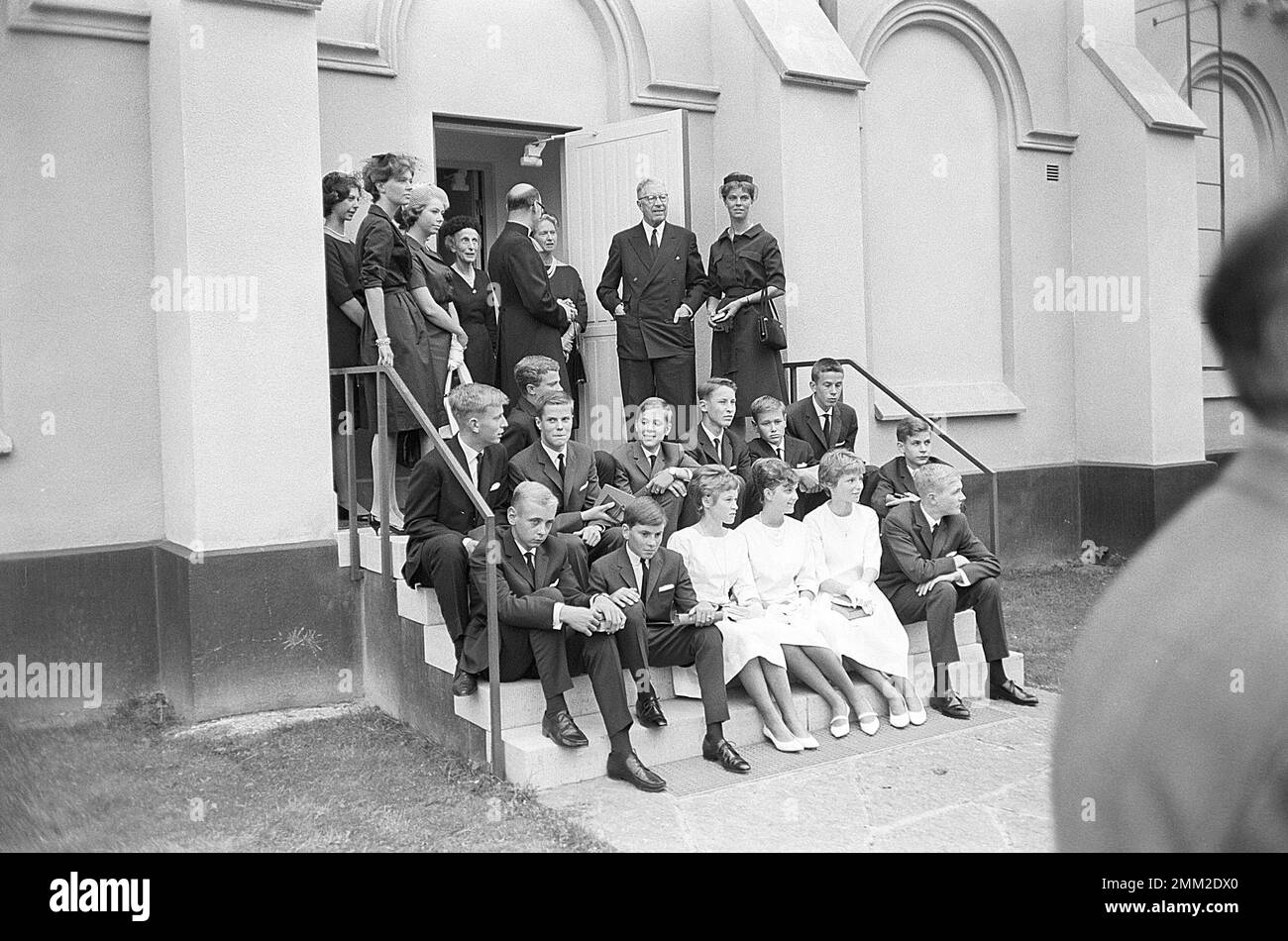 Carl XVI Gustaf, König von Schweden. Geboren am 30. april 1946. Foto im Zusammenhang mit seiner Bestätigung vom 21. juli 1962 in der Kirche Borgholms auf der Insel Öland. Die schwedische königliche Familie nimmt an der Zeremonie hier Teil, die Kronprinzessin Sibylla und König Gustaf VI. Adolf und seine Geschwister Christina, Margaretha, Desirée und Birgitta. Königin Louise links vom Priester. ref. SC1020 Stockfoto
