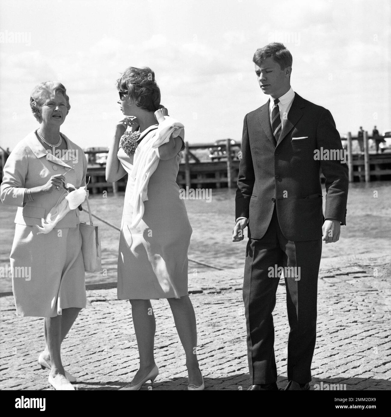 Carl XVI Gustaf, König von Schweden. Geboren am 30. april 1946. Als Kronprinz. Teilnahme an der Hochzeit seiner Schwester Prinzessin Margaretha von Schweden am 30. juni 1964. Er wird mit seiner Mutter Prinzessin Sibylla und seiner Schwester Christina abgebildet. Stockfoto