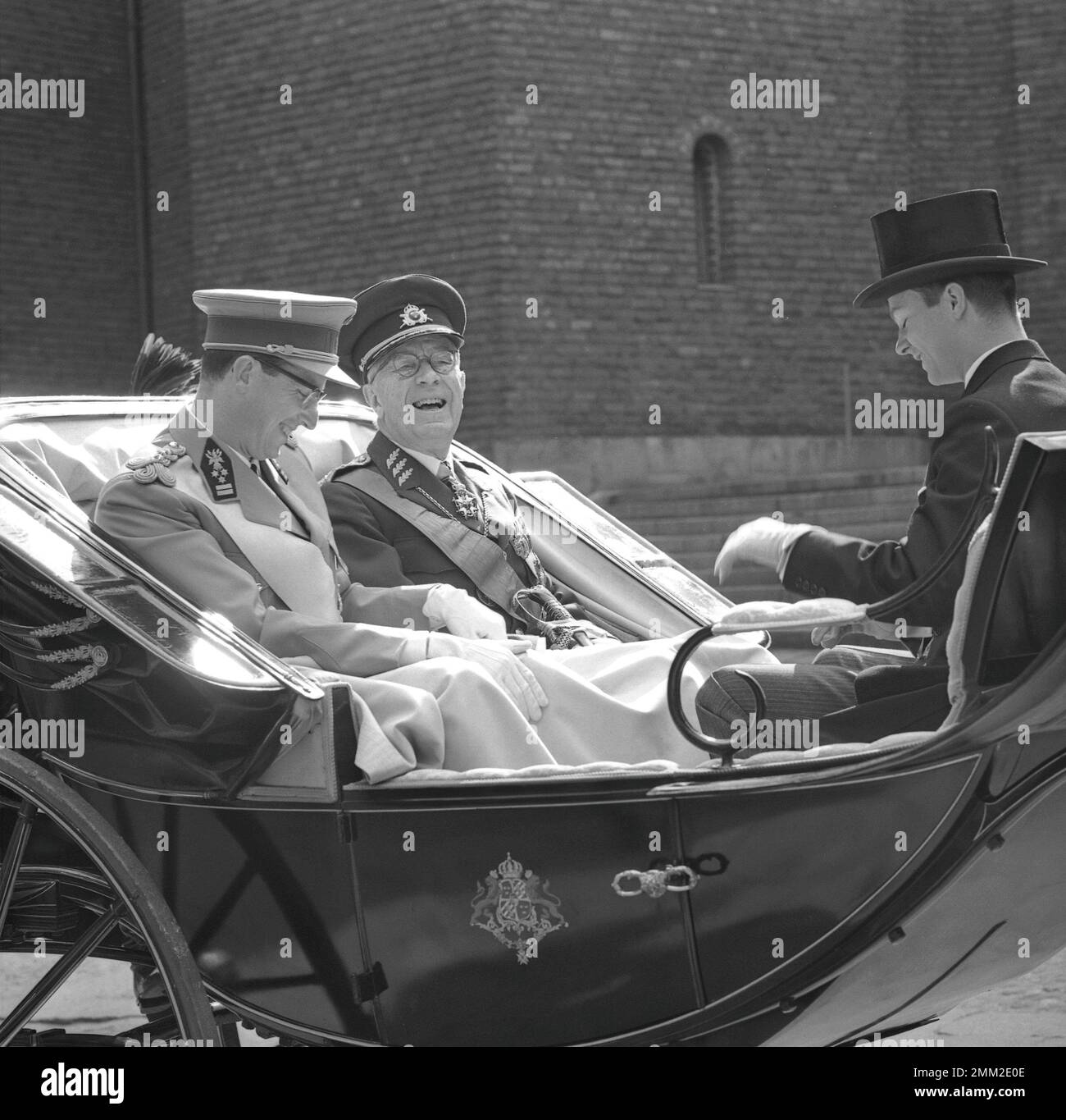 König Baudouin von Belgien und Königin Fabiola bei einem Besuch in Schweden im Jahr 1964 hier mit Gustaf VI Adolf und Carl den XVI Gustaf. Stockfoto
