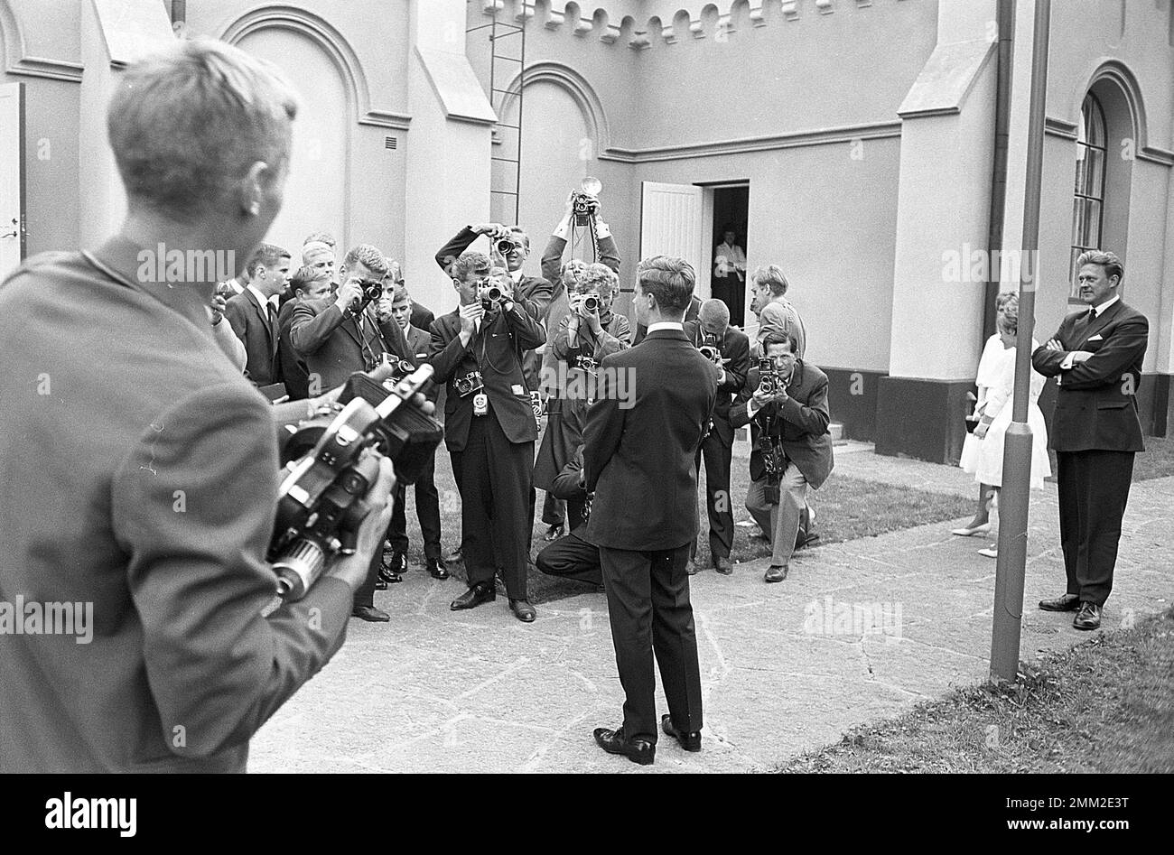 Carl XVI Gustaf, König von Schweden. Geboren am 30. april 1946. Foto im Zusammenhang mit seiner Bestätigung vom 21. juli 1962 in der Kirche Borgholms auf der Insel Öland. Die Pressphotographen werden beim Fotografieren gesehen. ref. SC1020 Stockfoto