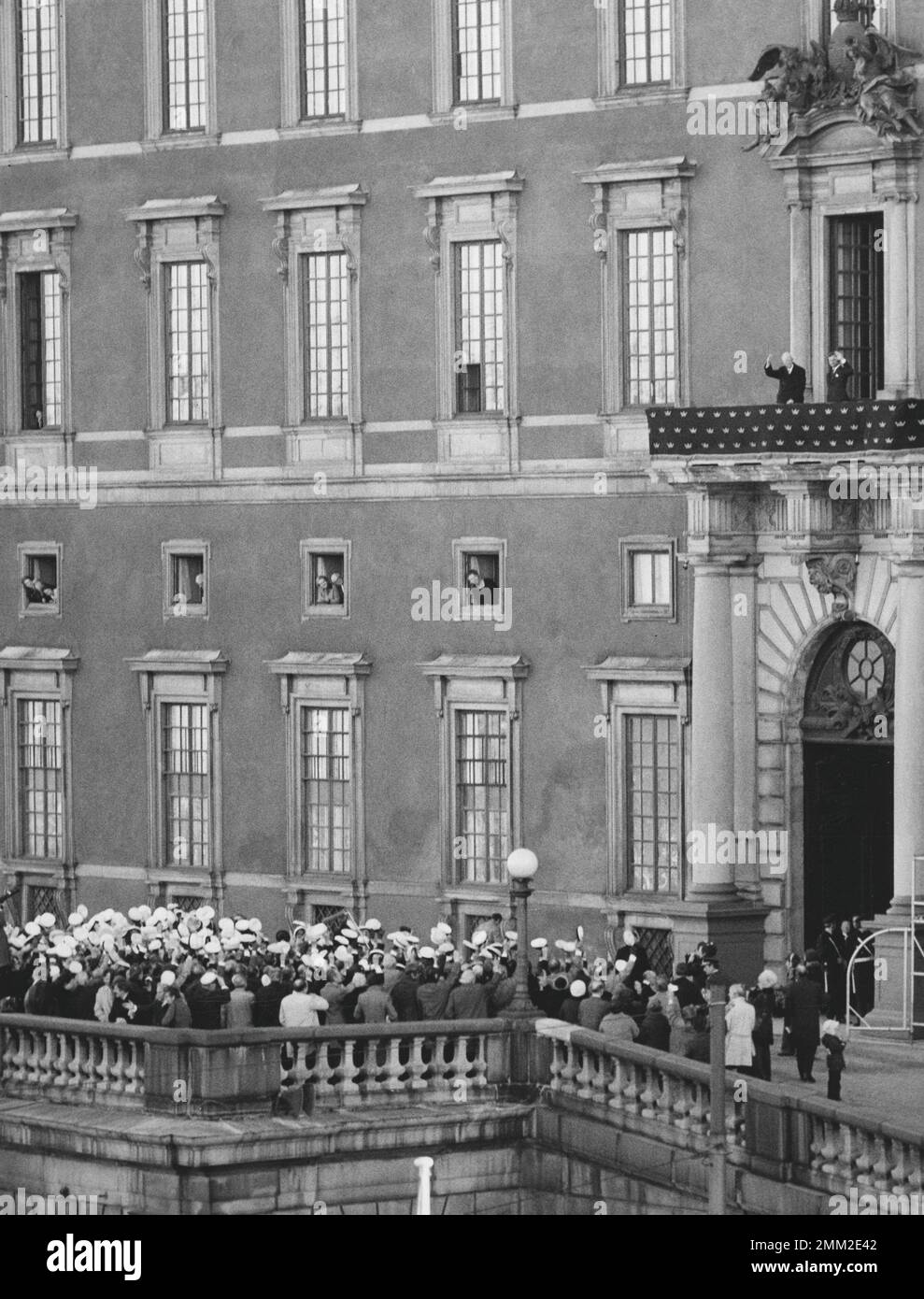 Carl XVI Gustaf, König von Schweden. Geboren am 30. april 1946. Auf dem Balkon des königlichen Schlosses Stockholm mit seinem Großvater König Gustaf VI. Adolf, der an diesem Tag seinen 90. Geburtstag am 11. november 1972 feiert. Stockfoto