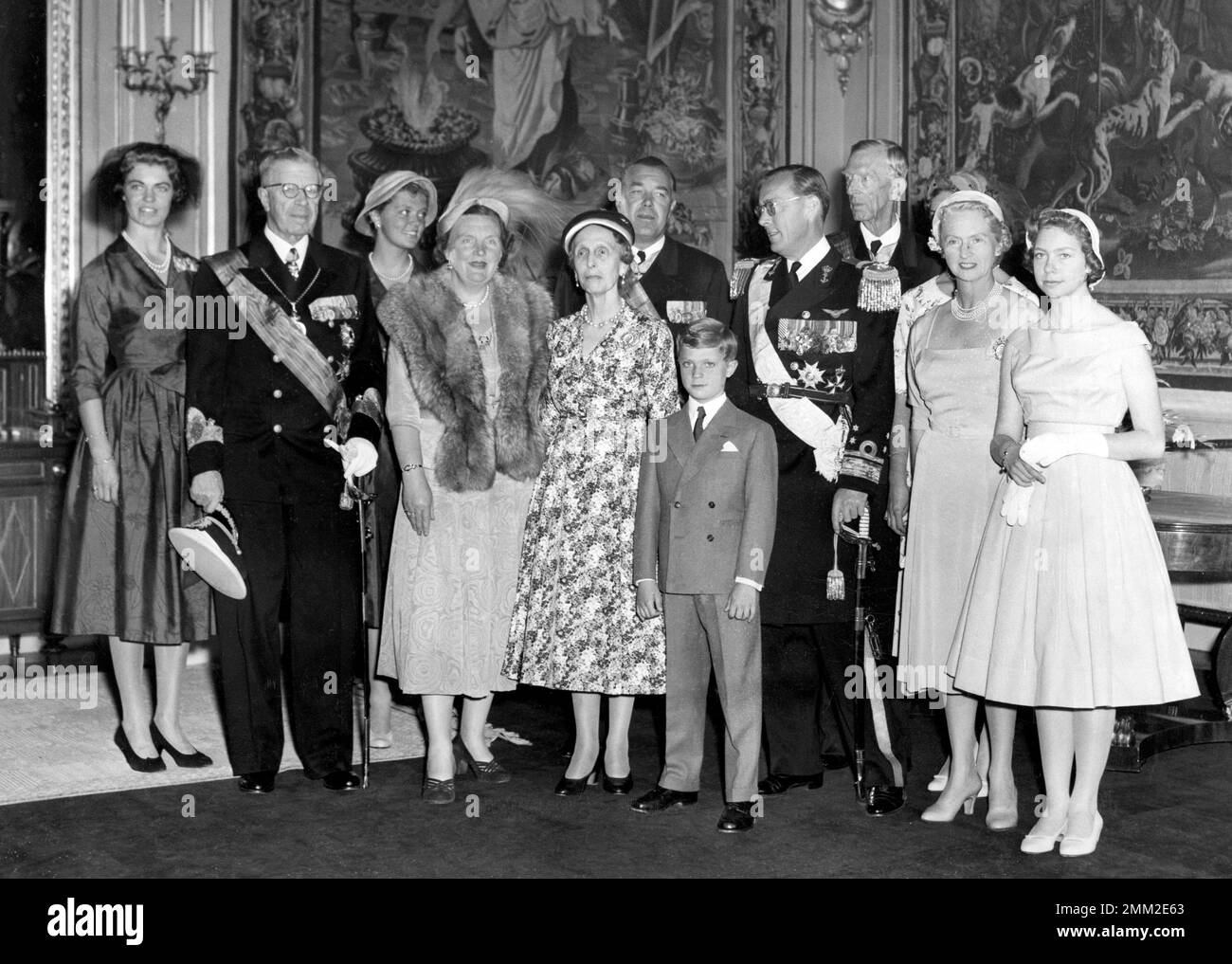 Carl XVI Gustaf, König von Schweden. Geboren am 30. april 1946. Vor Ihnen auf einem Gruppenfoto, das während des Besuchs von Königin Juliana von Hollands in Schweden 1957 aufgenommen wurde. Von links Prinzessin Margaretha, König Gustav VI Adolf, Prinzessin Birgitta, Königin Juliana, Königin Louise von Schweden, Prinz Bertil von Schweden, Prinz Bernhard von Holland, Prinz Wilhelm von Schweden, Prinzessin Sibylla von Schweden, Prinzessin Desiree von Schweden. Stockfoto