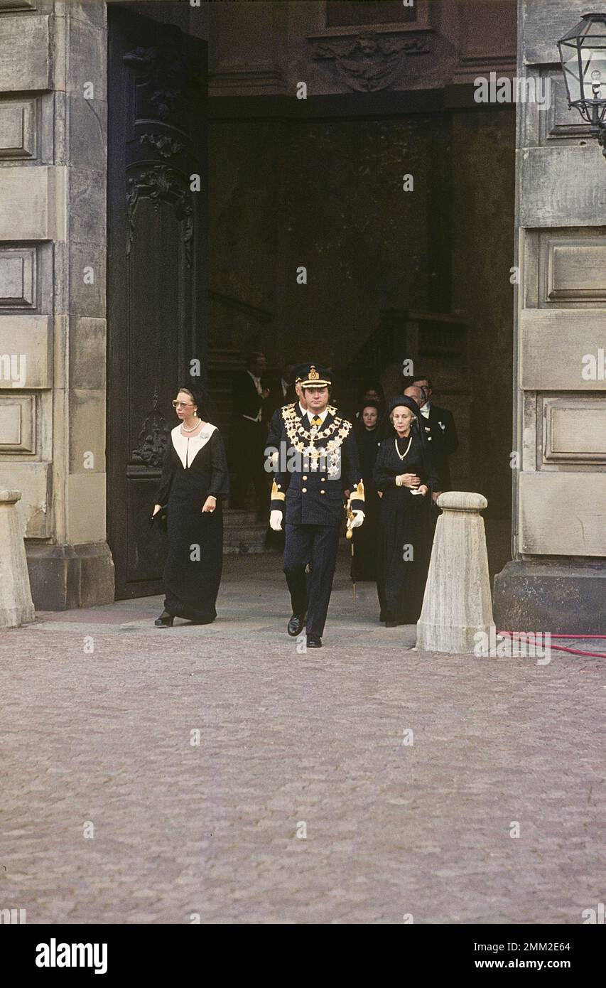 Carl XVI Gustaf, König von Schweden. Geboren am 30. april 1946. Am Mittwoch, den 19. September 1973, schwor der neue König den königlichen Eid vor der Regierung in der ratskammer. Dann erschien er vor dem Riksdag, dem diplomatischen Korps und dem Gericht im Rikssalen im Königlichen Palast. Dort hielt er eine Gedenkrede für den verstorbenen Monarchen. Der Rat und die Zeremonie der Rikssalen wurden live im Fernsehen übertragen. Mehr als 25.000 Menschen hatten sich in Norrbro versammelt, um den neuen Regenten Carl XVI Gustaf zu ehren und zu empfangen. Der König nahm "für Schweden - in der Zeit" als Elektio an Stockfoto