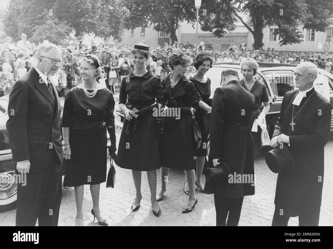 Carl XVI Gustaf, König von Schweden. Geboren am 30. april 1946. Foto im Zusammenhang mit seiner Bestätigung vom 21. juli 1962 in der Kirche Borgholms auf der Insel Öland. Die Familie, die an der Zeremonie teilnahm, verließ König Gustaf VI. Adolf, Prinzessinnen Sibylla und Töchter Christina, Margaretha, Prinzessin Désirée und Birgitta. Stockfoto
