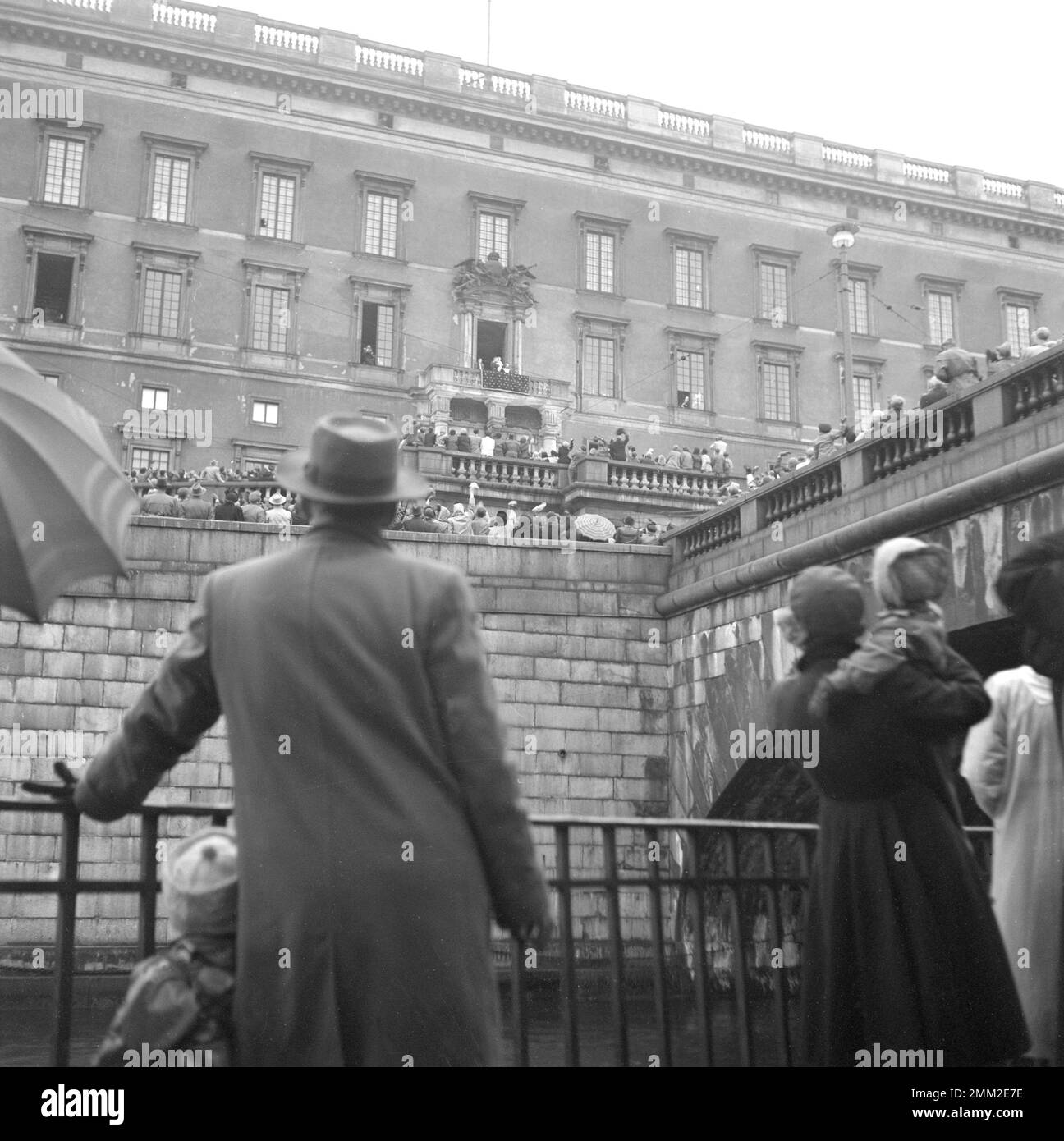 König Gustaf VI. Adolf tritt zur Zeit seines Vaters Gustav V auf dem Thron nach. Auf dem Balkon des königlichen Schlosses in Stockholm mit Prinzessin Sibylla und Kronprinz Carl XVI Gustaf und Königin Louise. 30. oktober 1950. Stockfoto