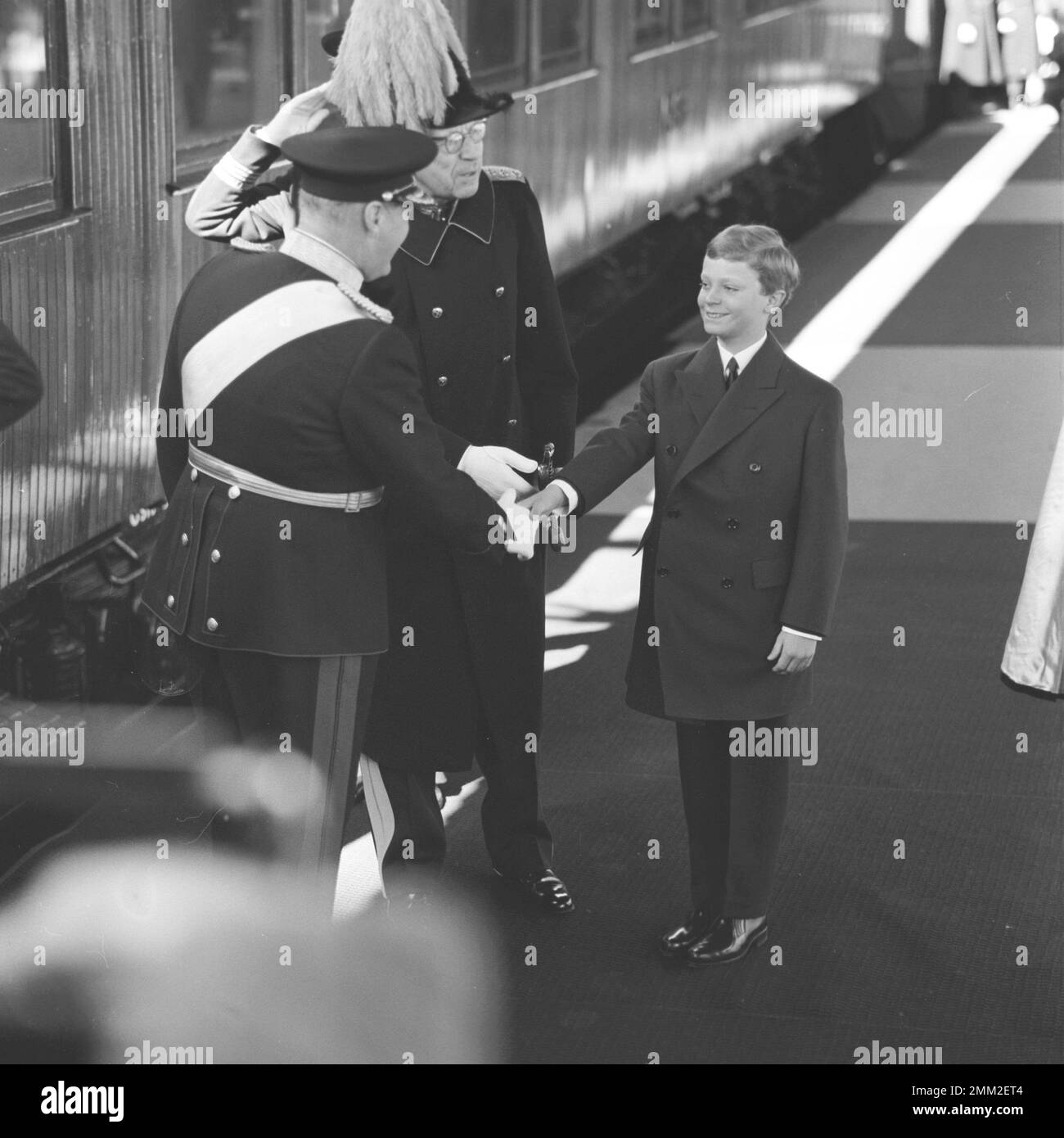 Carl XVI Gustaf, König von Schweden. Geboren am 30. april 1946. Abbildung bei der Begrüßung der norwegischen Königsfamilie, die am Stockholmer Hauptbahnhof am 23. april 1959 ankommen. König Olav V. von Norwegen schüttelt dem Prinzen die Hand mit schwedischem König Gustaf VI. Adolf neben ihm. Stockfoto