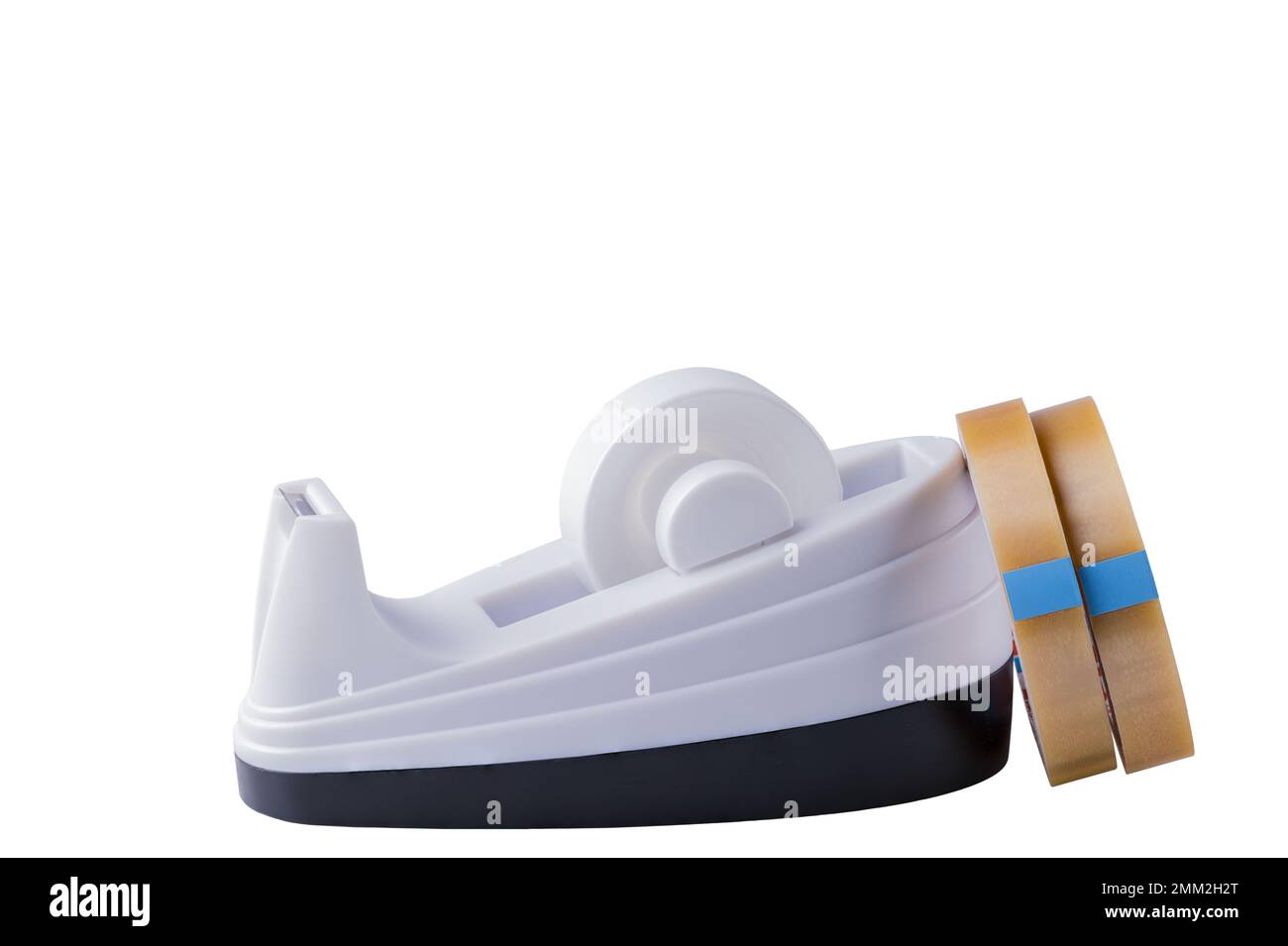 Nahaufnahme des Bandhalters und zwei Nachfüllpackungen des isolierten Klebebands auf weißem Hintergrund. Schreibwaren-Konzept. Stockfoto