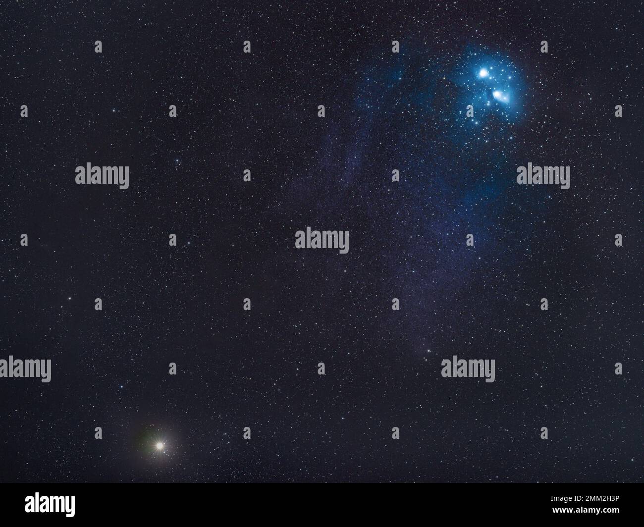 Deep Sky Astrofotografie - Pleiades und Mars - 135mm F3,5 ISO800-mm-Vollformat - Nord52 - 20.01.2023 Stockfoto