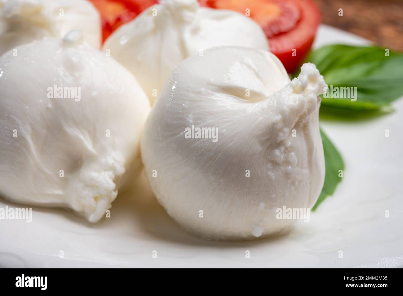 Essen von frischem handgemachten Weichkäse aus Apulien, weißen Kugeln ...