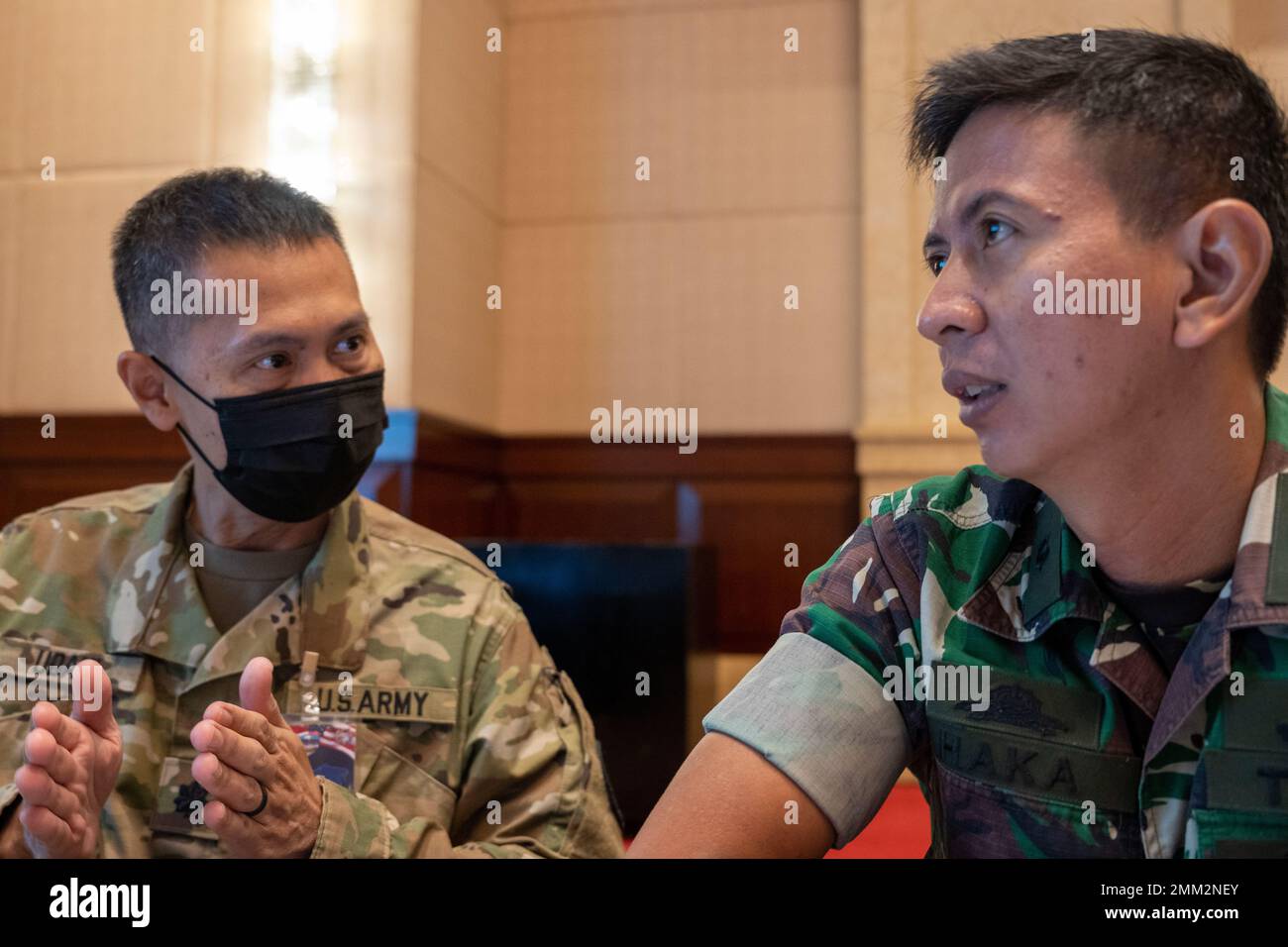 US Army LT. Col. John Udani und LT. Cmdr. Haka Andinantha von der Tentara Nasional Indonesia (TNI, Indonesische Streitkräfte), diskutiert Aspekte der Missionsanalyse während der Übung Gema Bhakti 2022, Sep. 14. 2022, Jakarta, Indonesien. GEMA Bhakti 22 ist ein gemeinsames Übungsprogramm des US-Indo-Pacific Command, bei dem die Vereinten US-Streitkräfte und die TNI-Streitkräfte zusammenarbeiten, um die Interoperabilität zu erhöhen und die regionale Stabilität und Sicherheit durch bilaterale und multilaterale Partnerschaften zu verbessern. Stockfoto