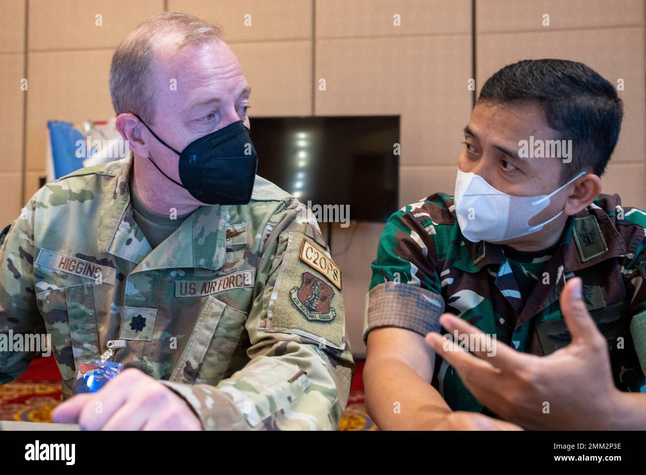 US Air Force LT. Col. Michael Higgins hört LT. Col. Erwin. M von der Tentara Nasional Indonesia (TNI, Indonesische Streitkräfte) erklären Aspekte der indonesischen Cyber-Operationen, während der Übung Gema Bhakti 2022, Sep. 14. 2022, Jakarta, Indonesien. GEMA Bhakti 22 ist ein gemeinsames Übungsprogramm des US-Indo-Pacific Command, bei dem die Vereinten US-Streitkräfte und die TNI-Streitkräfte zusammenarbeiten, um die Interoperabilität zu erhöhen und die regionale Stabilität und Sicherheit durch bilaterale und multilaterale Partnerschaften zu verbessern. Stockfoto