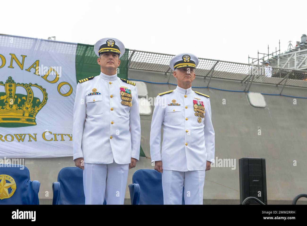 220914-N-ZS023-1051 SAN DIEGO (14. Sept. 2022) Hinten ADM. Wayne Baze, rechts, Kommandeur der Expeditionary Strike Group 3, und Captain Marc Crawford, kommodore des Littoral Combat Ship Squadron ONE, stehen während einer Stilllegungszeremonie für das unabhängigkeitsvariante kleine Kampfschiff USS Coronado (LCS, 14. Sept. 4) zur Verfügung. Coronado war ein Prüf- und Ausbildungsschiff und spielte eine Schlüsselrolle bei der Entwicklung der Betriebskonzepte, die für die derzeitige Konfiguration und den Einsatz der heutigen LCS-Flotte grundlegend waren. Die LCS bleiben schnelle, agile und vernetzte Surface Combatants, die für den Einsatz in küstennahen Umgebungen entwickelt wurden Stockfoto