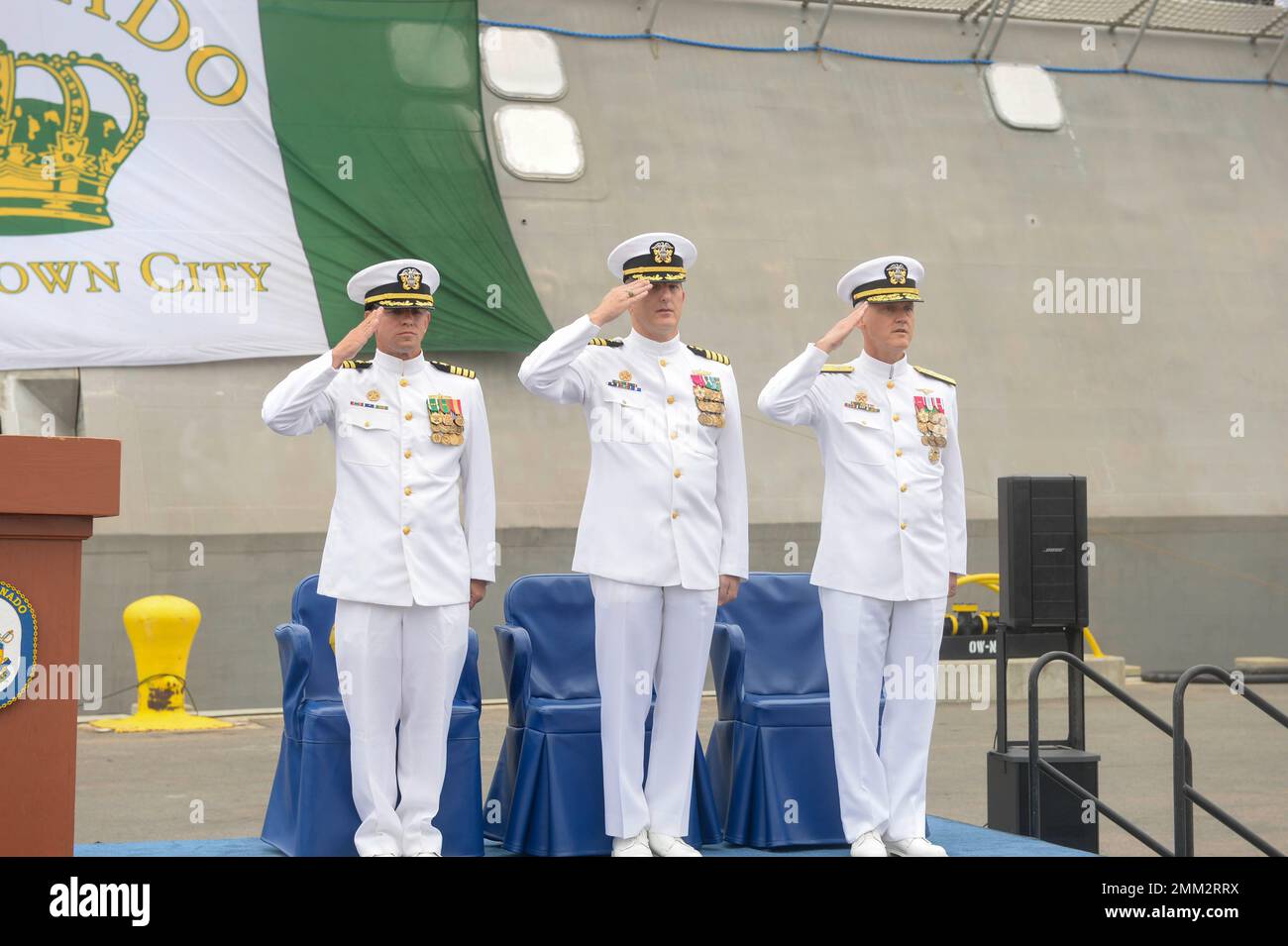 220914-N-ZS023-1022 SAN DIEGO (14. September 2022) Leadership of Independence-Variant littoral Combat ship USS Coronado (LCS 4) verleihen Auszeichnungen während einer Stilllegungszeremonie am 14. September. Coronado war ein Prüf- und Ausbildungsschiff und spielte eine Schlüsselrolle bei der Entwicklung der Betriebskonzepte, die für die derzeitige Konfiguration und den Einsatz der heutigen LCS-Flotte grundlegend waren. Die LCS bleiben schnelle, agile und vernetzte Surface Combatants, die für den Einsatz in küstennahen Umgebungen entwickelt wurden, in der Lage sind, Aufgaben im offenen Meer auszuführen und sich gegen Bedrohungen der Küsten des 21. Jahrhunderts zu wehren. Stockfoto