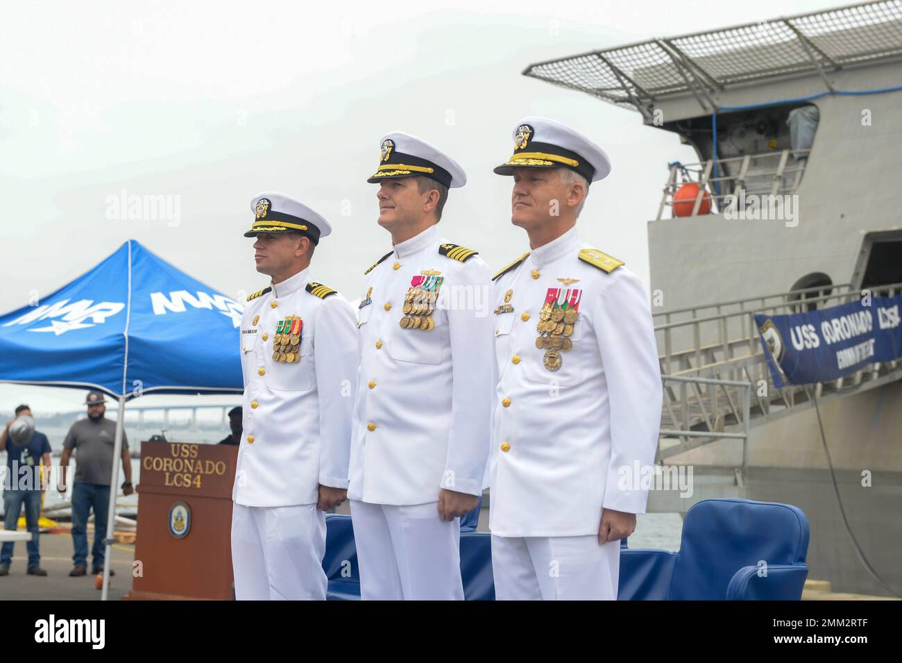 220914-N-ZS023-1019 SAN DIEGO (14. September 2022) Leadership of Independence-variant littoral Combat ship USS Coronado (LCS 4) steht während einer Stilllegungszeremonie am 14. September zur Verfügung. Coronado war ein Prüf- und Ausbildungsschiff und spielte eine Schlüsselrolle bei der Entwicklung der Betriebskonzepte, die für die derzeitige Konfiguration und den Einsatz der heutigen LCS-Flotte grundlegend waren. Die LCS bleiben schnelle, agile und vernetzte Surface Combatants, die für den Einsatz in küstennahen Umgebungen entwickelt wurden, in der Lage sind, Aufgaben im offenen Meer auszuführen und sich gegen Bedrohungen der Küsten des 21. Jahrhunderts zu wehren. Stockfoto