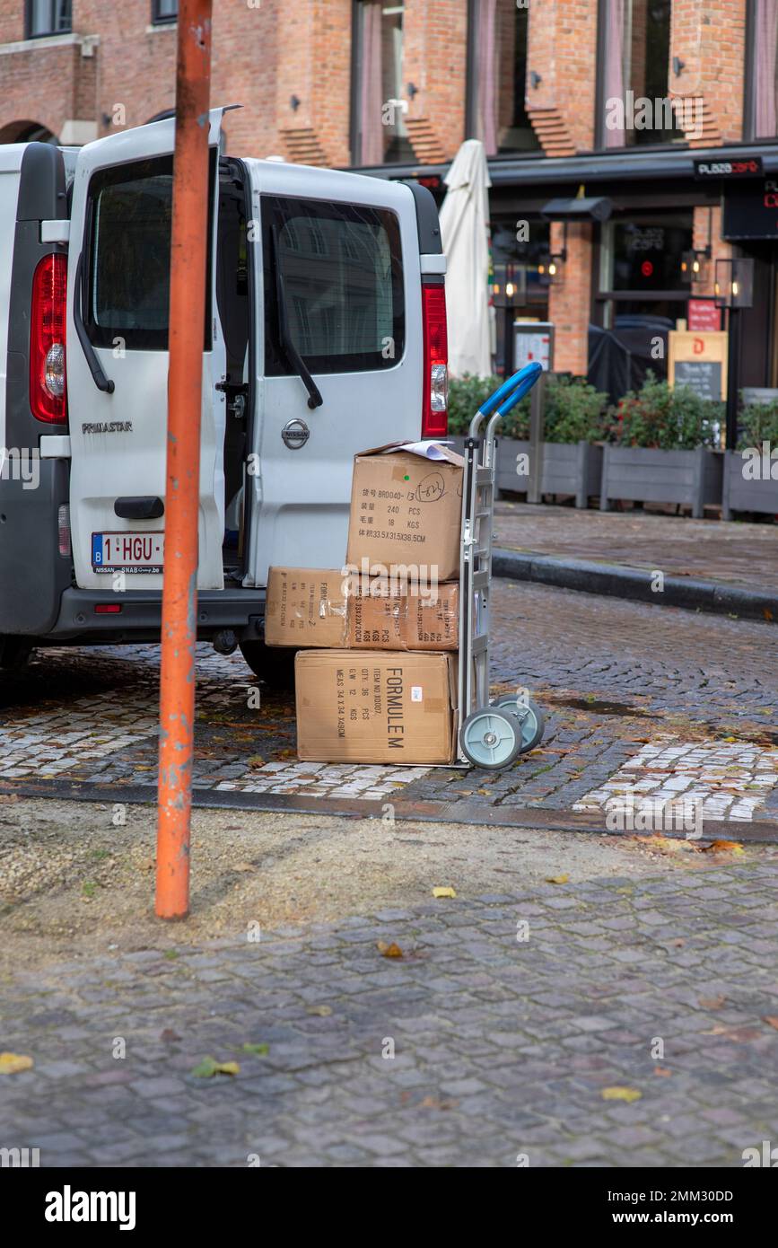 Kurierwagen mit Paketen, Belgien Stockfoto