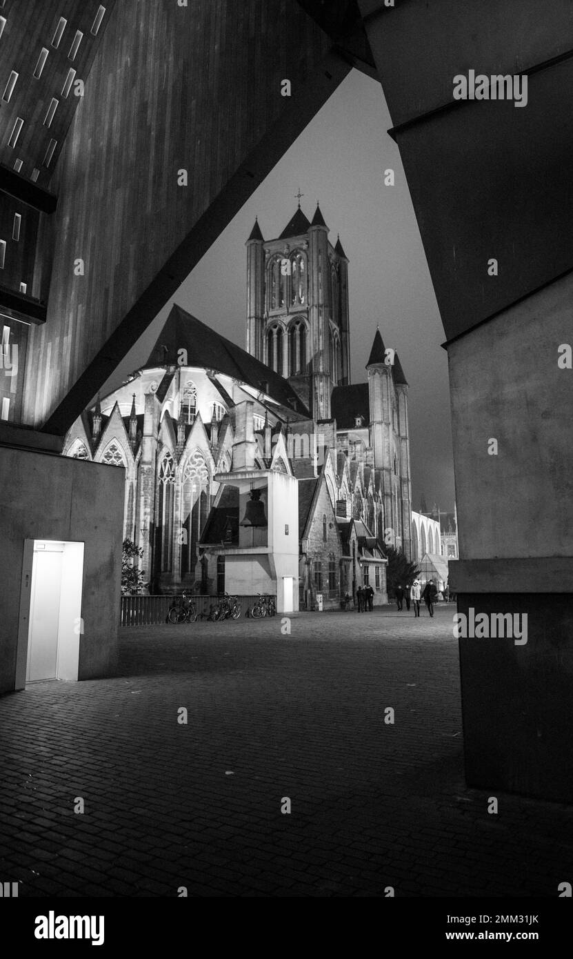 Gent, Belgien, November 20. 2022: Blick auf die Nikolaikirche vom Gent Civic Pavillon Stockfoto