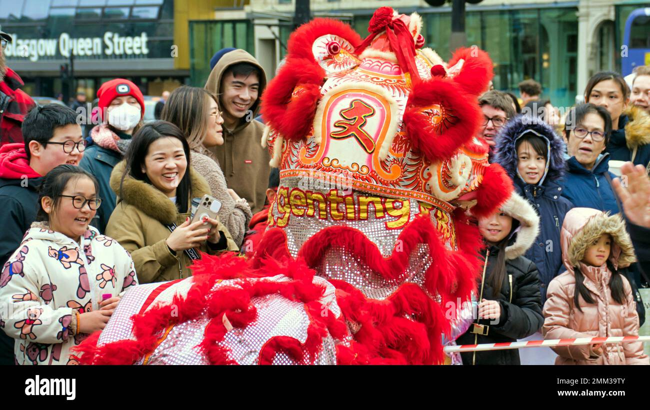 Glasgow, Schottland, Vereinigtes Königreich 29. Januar 2023. Das chinesische Neujahrsjahr des Hasen wird fortgesetzt, während die chinesische Gemeinde im Stadtzentrum auf dem George Square eine Show veranstaltete, während die Einheimischen mitmachen. Credit Gerard Ferry/Alamy Live News Stockfoto