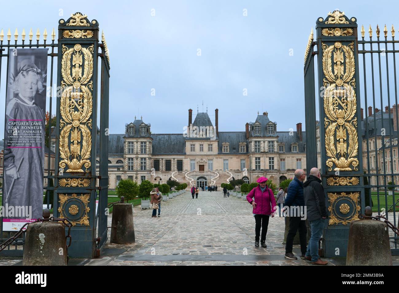 Fontainebleau, Frankreich. Oktober 16. 2022. Eine der größten königlichen Schlösser Frankreichs. Ort des großen Tourismus. Eintritt zum Schloss Fontainebleau. Stockfoto