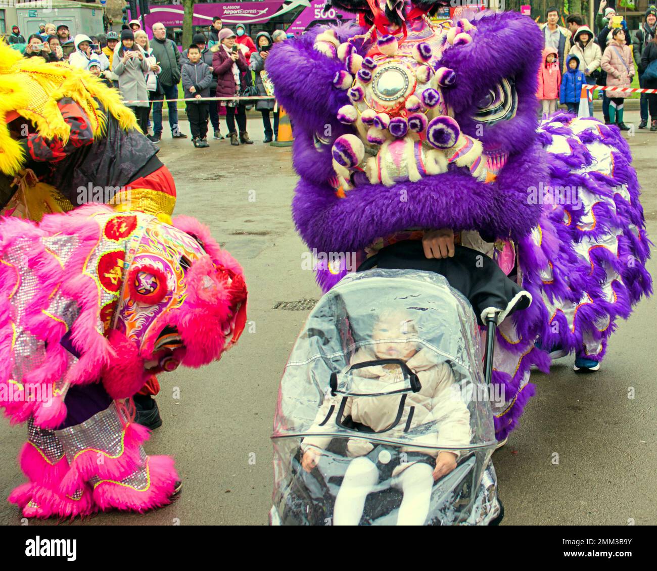 Glasgow, Schottland, Vereinigtes Königreich 29. Januar 2023. Das chinesische Neujahrsjahr des Hasen wird fortgesetzt, während die chinesische Gemeinde im Stadtzentrum auf dem George Square eine Show veranstaltete, während die Einheimischen mitmachen. Credit Gerard Ferry/Alamy Live News Stockfoto