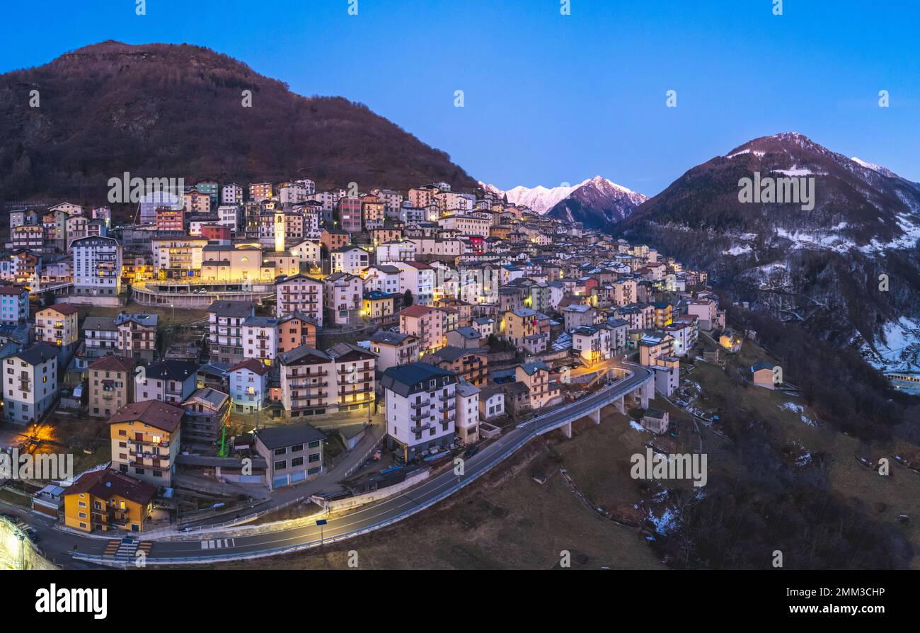Panoramablick aus der Vogelperspektive auf die italienische Stadt bei Nacht, Premana, Lecco, Lombardei, Italien Stockfoto
