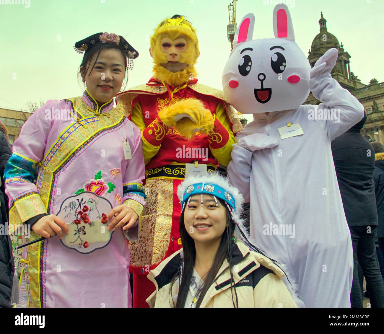 Glasgow, Schottland, Vereinigtes Königreich 29. Januar 2023. Das chinesische Neujahrsjahr des Hasen wird fortgesetzt, während die chinesische Gemeinde im Stadtzentrum auf dem George Square eine Show veranstaltete, während die Einheimischen mitmachen. Credit Gerard Ferry/Alamy Live News Stockfoto