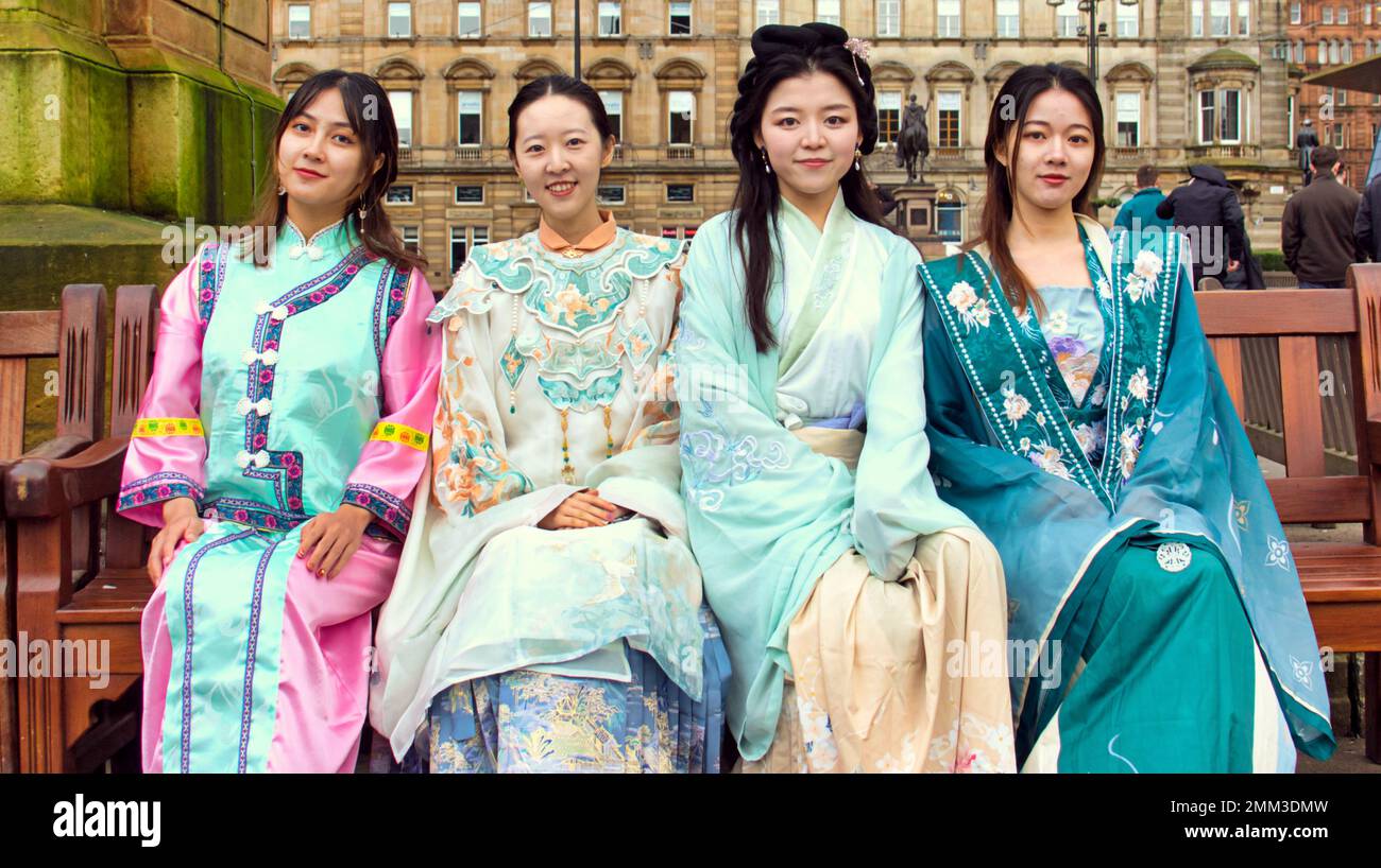 Glasgow, Schottland, Vereinigtes Königreich 29. Januar 2023. Das chinesische Neujahrsjahr des Hasen wird fortgesetzt, während die chinesische Gemeinde im Stadtzentrum auf dem George Square eine Show veranstaltete, während die Einheimischen mitmachen. Credit Gerard Ferry/Alamy Live News Stockfoto