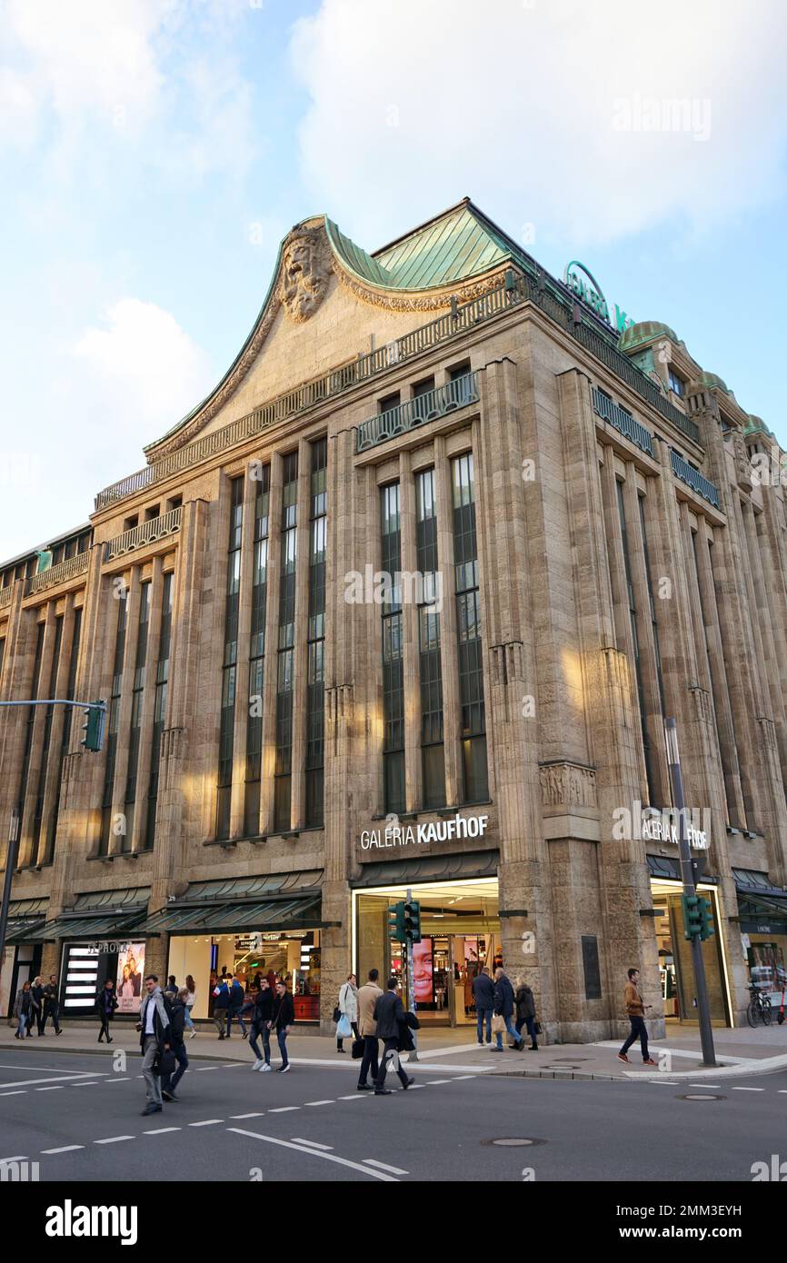 Das historische Gebäude des langjährigen Kaufhauses Galeria Kaufhof (ehemals Warenhaus Tietz) in Düsseldorf. Stockfoto