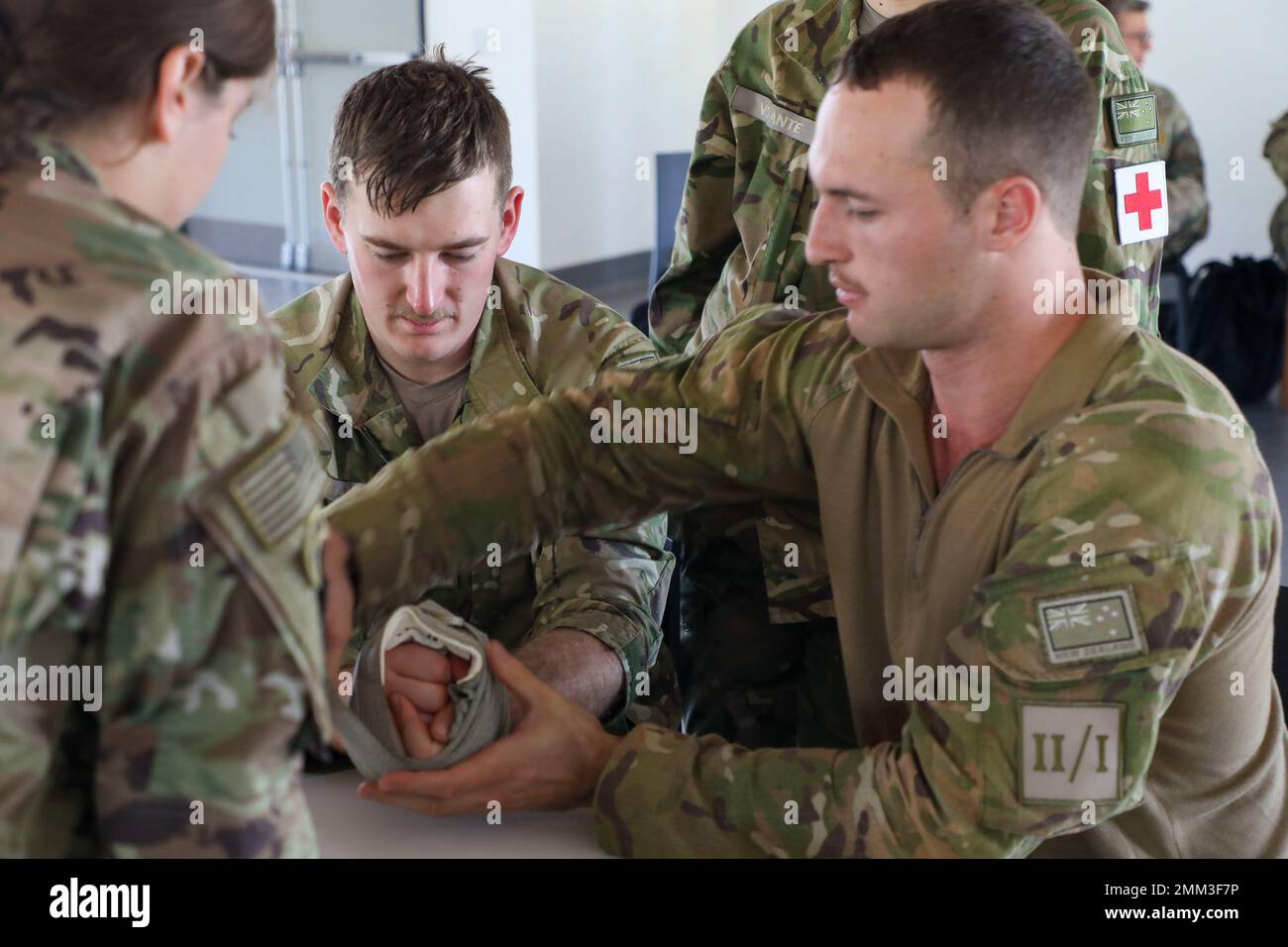Sergeant Amanda McGowan, eine zugelassene Krankenschwester, die dem 402. Forward Resuscitative Surgical Team, USA, zugewiesen wurde Jamie Fisher, ein Infanterie, der dem 2. Battalion 1. Royal New Zealand Infanterie Regiment zugeteilt wurde, rechts, kleidet eine fiktive Wunde während des taktischen Kampfnotfallversorgungs-Unterrichts als Teil der Übung Cartwheel im Blackrock Training Camp, 14. September 2022. Exercise Cartwheel ist eine multilaterale Militär-zu-Militär-Übung mit dem Militär der USA, der Republik Fidschi, Australiern, Neuseeland und den britischen Streitkräften, die Expeditionstruppen baut Stockfoto